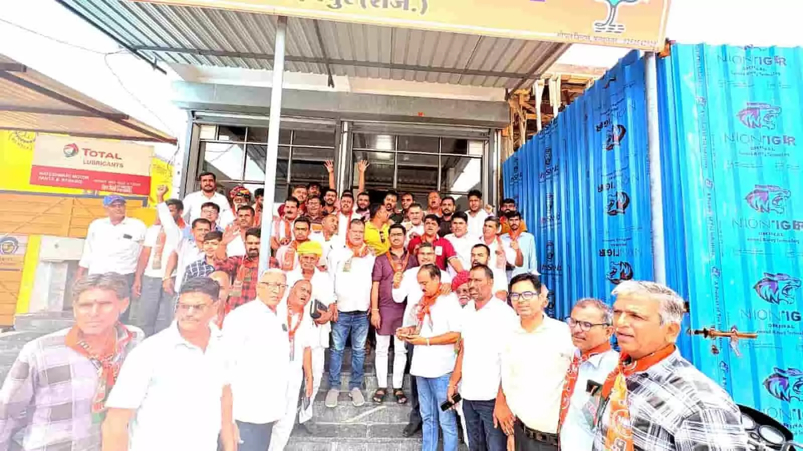 फतहनगर में भाजपा की संयुक्त बैठक में एकत्रित पदाधिकारी और पार्टी कार्यकर्ता। फतहनगर में भाजपा की संयुक्त बैठक में एकत्रित पदाधिकारी और पार्टी कार्यकर्ता।