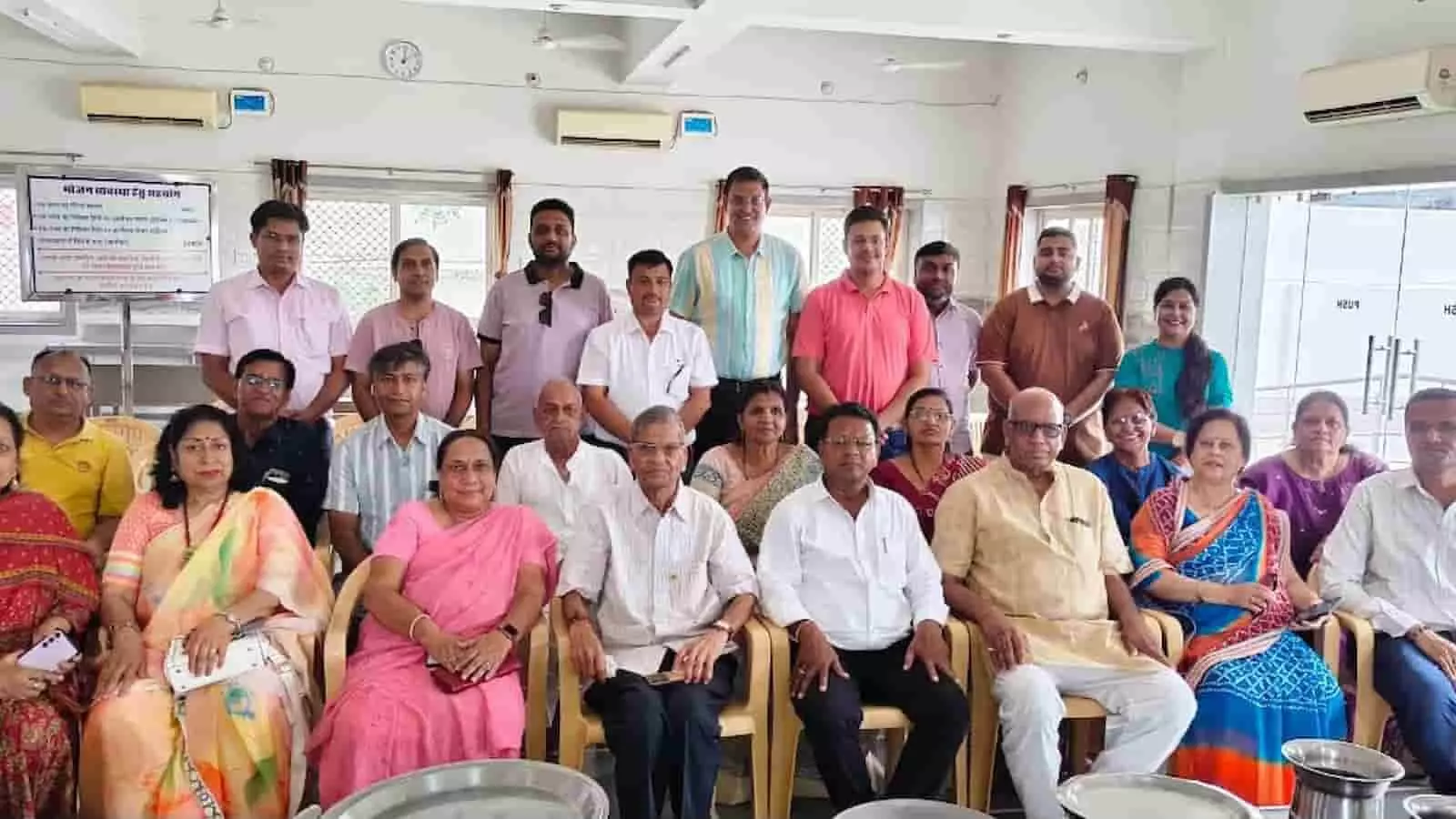 भीलवाड़ा में अंतर्राष्ट्रीय वैश्य फेडरेशन के सदस्य वृद्धा आश्रम में बैठे हैं। भीलवाड़ा में अंतर्राष्ट्रीय वैश्य फेडरेशन के सदस्य वृद्धा आश्रम में बैठे हैं।