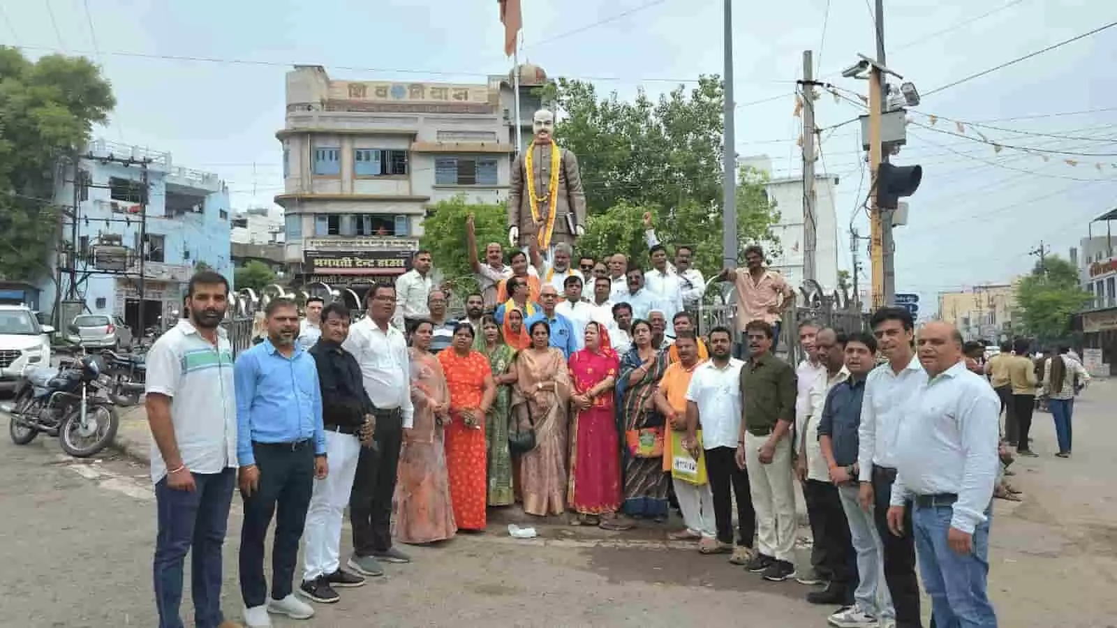 राजसमंद में डॉ. श्यामा प्रसाद मुखर्जी की प्रतिमा के सामने एकत्रित भाजपा के पदाधिकारी। राजसमंद में डॉ. श्यामा प्रसाद मुखर्जी की प्रतिमा के सामने एकत्रित भाजपा के पदाधिकारी।