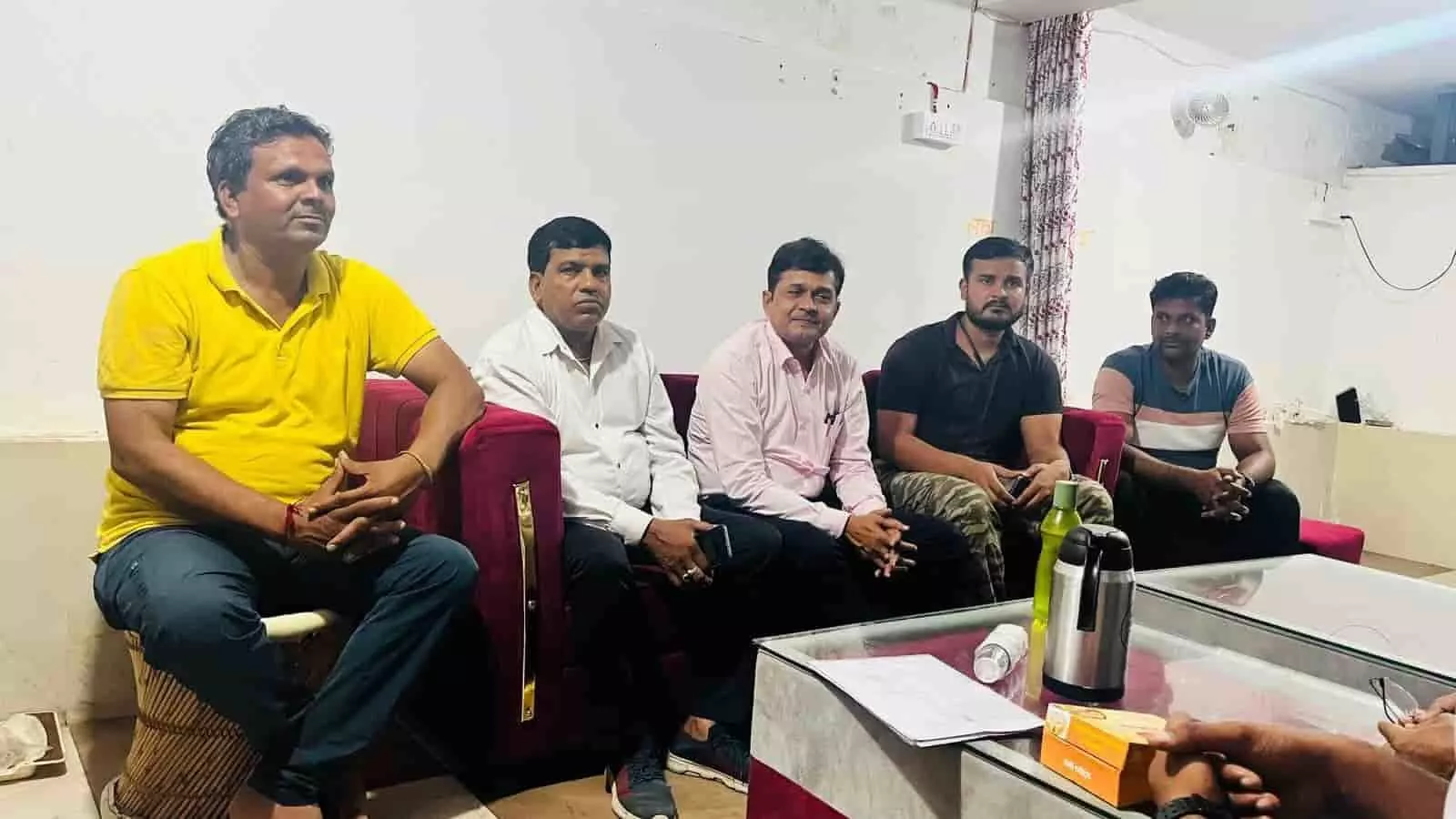 भीलवाड़ा में फुटबॉल प्रतियोगिता की बैठक में चर्चा करते हुए कई पदाधिकारी बैठे हैं। भीलवाड़ा में फुटबॉल प्रतियोगिता की बैठक में चर्चा करते हुए कई पदाधिकारी बैठे हैं।