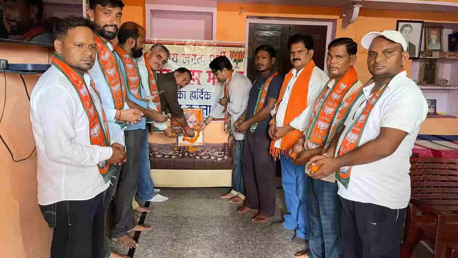 तस्वीर में भुसावर में भाजपा कार्यकर्ता डॉ. श्यामा प्रसाद मुखर्जी के चित्र पर माल्यार्पण करते हुए। तस्वीर में भुसावर में भाजपा कार्यकर्ता डॉ. श्यामा प्रसाद मुखर्जी के चित्र पर माल्यार्पण करते हुए।