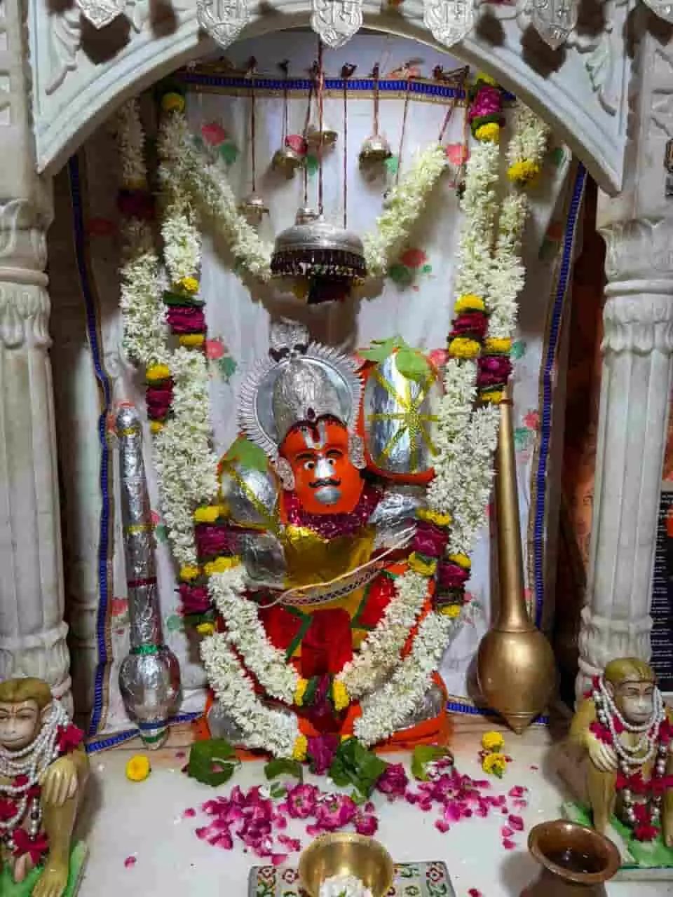 हाथोज धाम मंदिर में फूलों से सजी श्री दक्षिणमुखी बालाजी महाराज की प्रतिमा। हाथोज धाम मंदिर में फूलों से सजी श्री दक्षिणमुखी बालाजी महाराज की प्रतिमा।