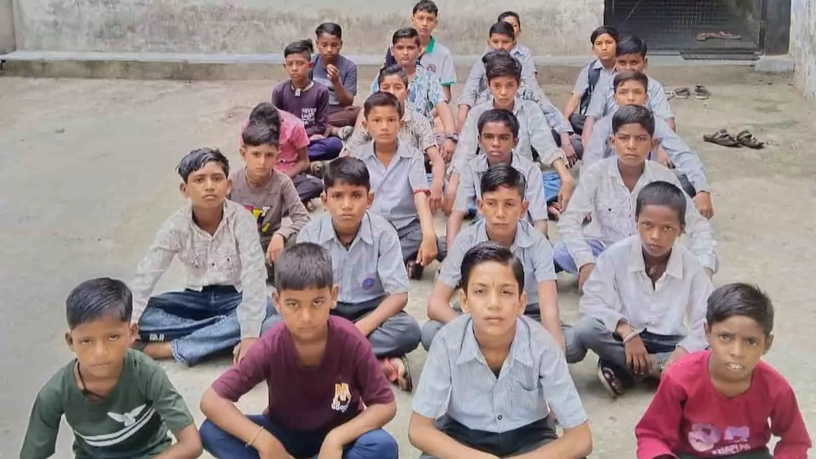 श्री कानिफनाथ छात्रावास भीलवाड़ा के परिसर में बैठे हुए स्कूल के विद्यार्थी। श्री कानिफनाथ छात्रावास भीलवाड़ा के परिसर में बैठे हुए स्कूल के विद्यार्थी।