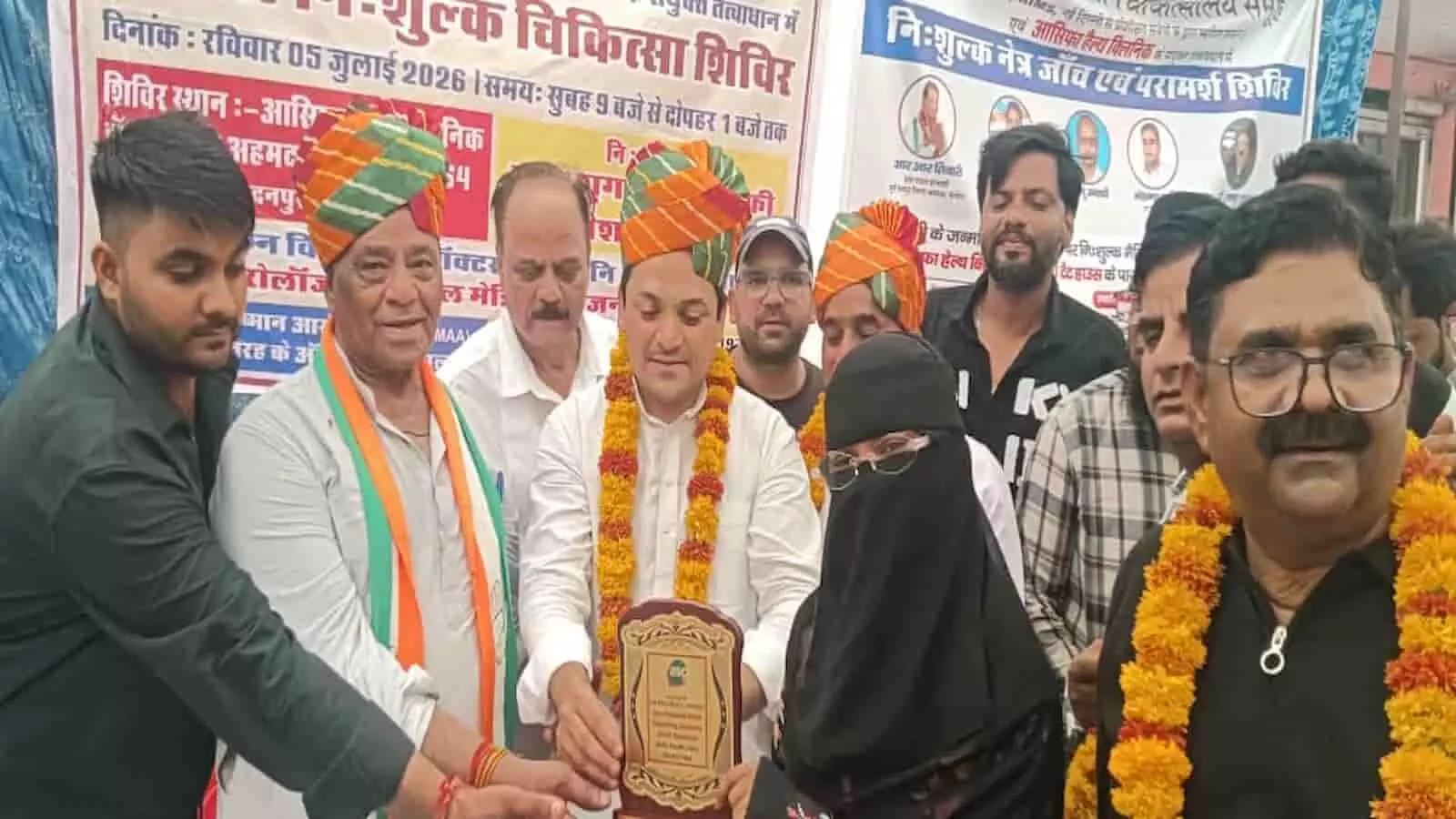 जयपुर में निशुल्क स्वास्थ्य शिविर के दौरान मौजूद आयोजक, अतिथि और स्वास्थ्य प्रतिनिधि। जयपुर में निशुल्क स्वास्थ्य शिविर के दौरान मौजूद आयोजक, अतिथि और स्वास्थ्य प्रतिनिधि।