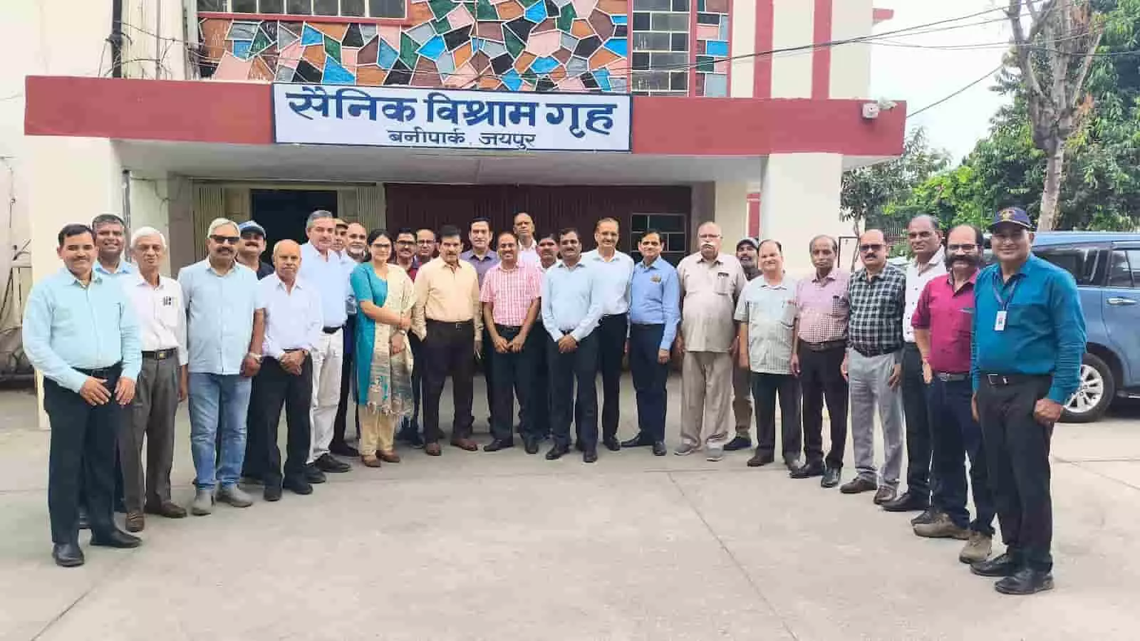 जयपुर में पूर्व सैनिकों के साथ ग्रुप कैप्टन विनय भारद्वाज विदाई समारोह में। जयपुर में पूर्व सैनिकों के साथ ग्रुप कैप्टन विनय भारद्वाज विदाई समारोह में।