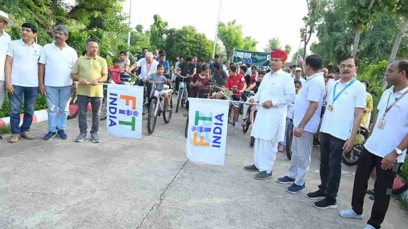 जयपुर में साइकिलिंग कार्यक्रम की शुरुआत के दौरान हरी झंडी दिखाते मुख्य अतिथि। जयपुर में साइकिलिंग कार्यक्रम की शुरुआत के दौरान हरी झंडी दिखाते मुख्य अतिथि।