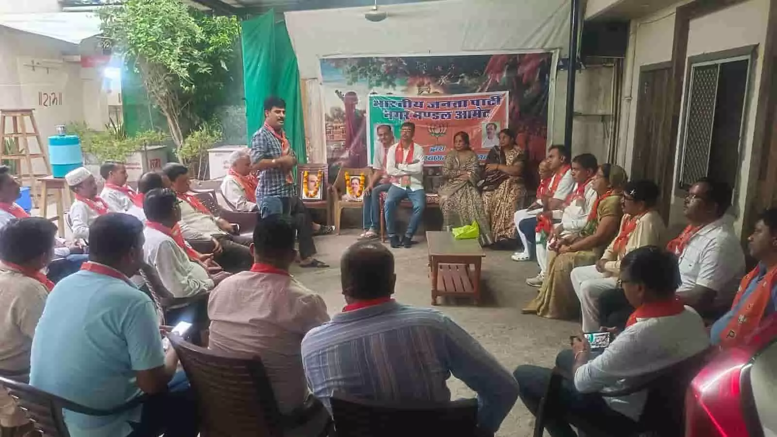 तस्वीर में आमेट में भाजपा नगर मंडल की बैठक में बैठे हुए पार्टी पदाधिकारी और कार्यकर्ता दिख रहे हैं। तस्वीर में आमेट में भाजपा नगर मंडल की बैठक में बैठे हुए पार्टी पदाधिकारी और कार्यकर्ता दिख रहे हैं।