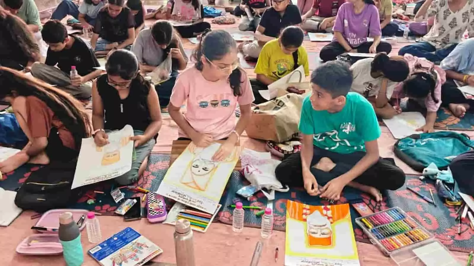जयपुर में बच्चे एक चित्रकला प्रतियोगिता में स्वामी टेऊँराम महाराज का चित्र बना रहे हैं। जयपुर में बच्चे एक चित्रकला प्रतियोगिता में स्वामी टेऊँराम महाराज का चित्र बना रहे हैं।