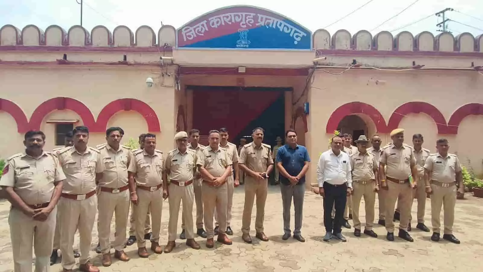 जिला कारागृह प्रतापगढ़ के गेट के सामने खड़े पुलिस और प्रशासनिक अधिकारी। जिला कारागृह प्रतापगढ़ के गेट के सामने खड़े पुलिस और प्रशासनिक अधिकारी।