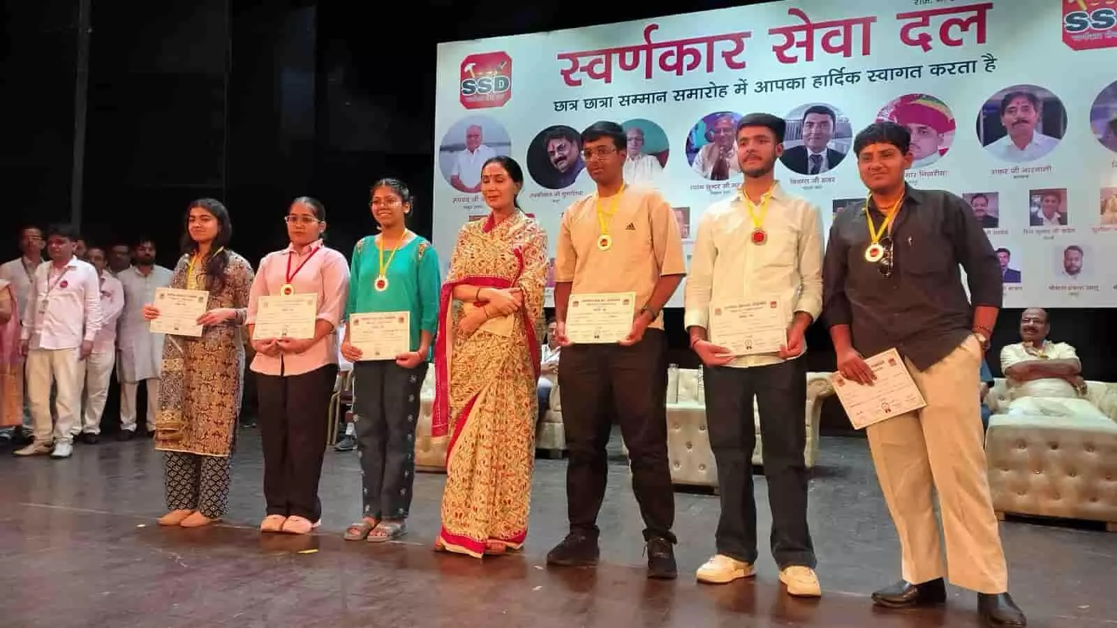 उपमुख्यमंत्री दीया कुमारी जयपुर में मेधावी छात्र-छात्राओं को प्रमाण पत्र प्रदान कर रही हैं।
