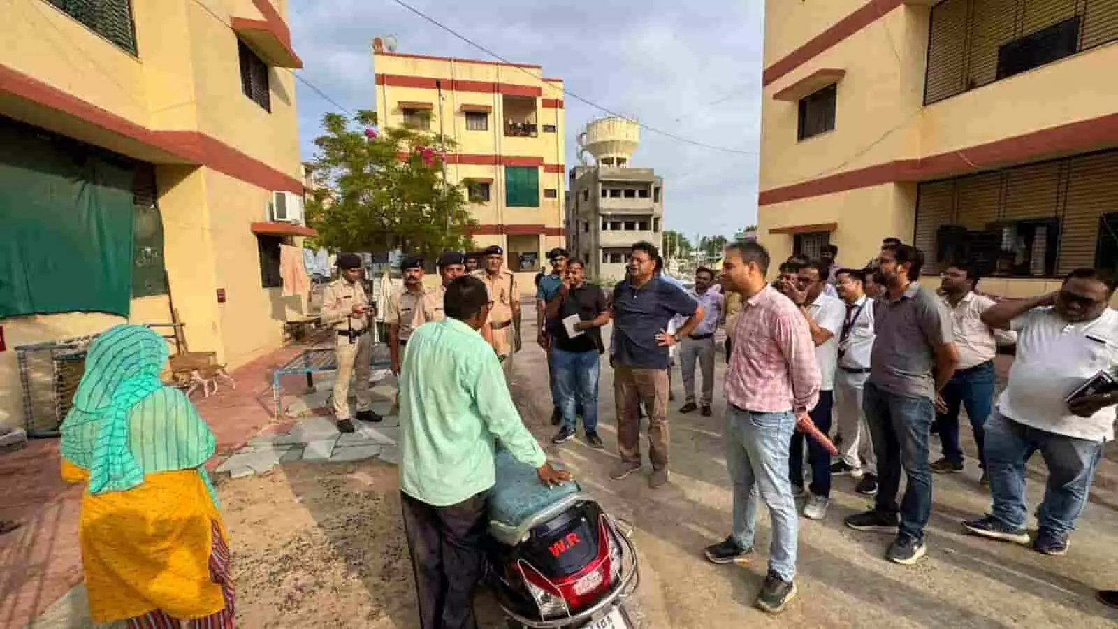 तस्वीर में डीआरएम और रेलवे अधिकारी अहमदाबाद रेलवे कॉलोनी में सुरक्षाकर्मियों और निवासियों के साथ निरीक्षण करते हुए। तस्वीर में डीआरएम और रेलवे अधिकारी अहमदाबाद रेलवे कॉलोनी में सुरक्षाकर्मियों और निवासियों के साथ निरीक्षण करते हुए।