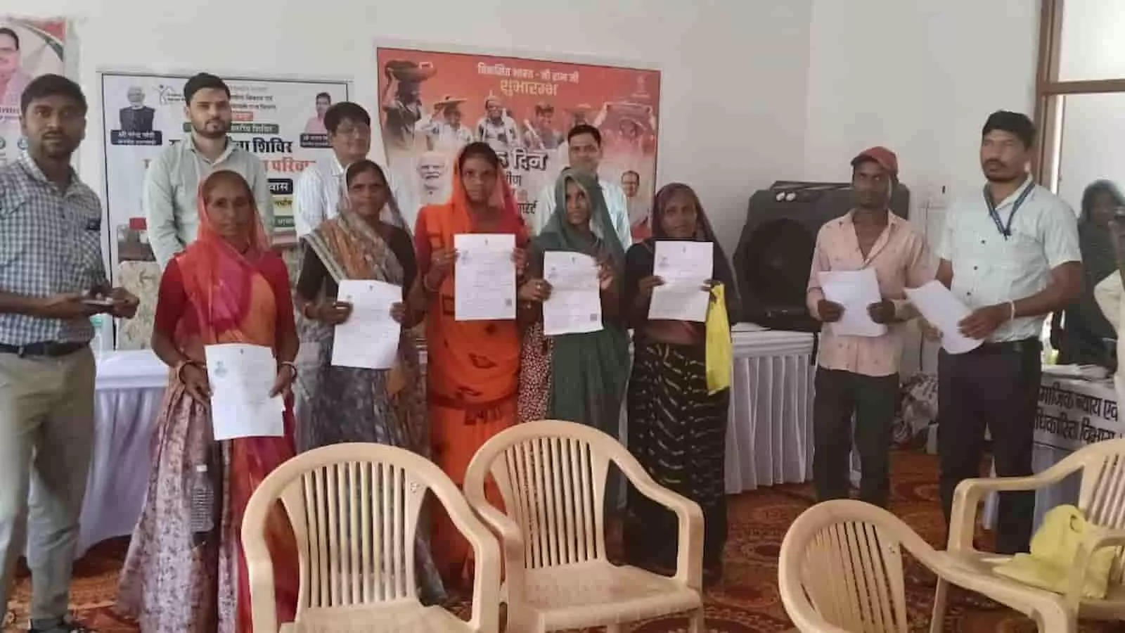 वागपुर शिविर में सरकारी योजनाओं के दस्तावेज लिए खड़े ग्रामीण और प्रशासनिक अधिकारी। वागपुर शिविर में सरकारी योजनाओं के दस्तावेज लिए खड़े ग्रामीण और प्रशासनिक अधिकारी।