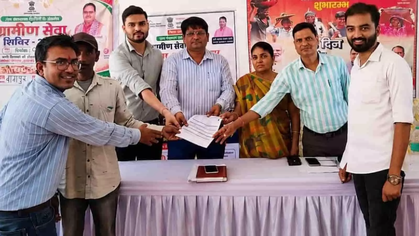 वागपुर के ग्रामीण सेवा शिविर में अधिकारी लाभार्थी को पेंशन दस्तावेज सौंप रहे हैं। वागपुर के ग्रामीण सेवा शिविर में अधिकारी लाभार्थी को पेंशन दस्तावेज सौंप रहे हैं।