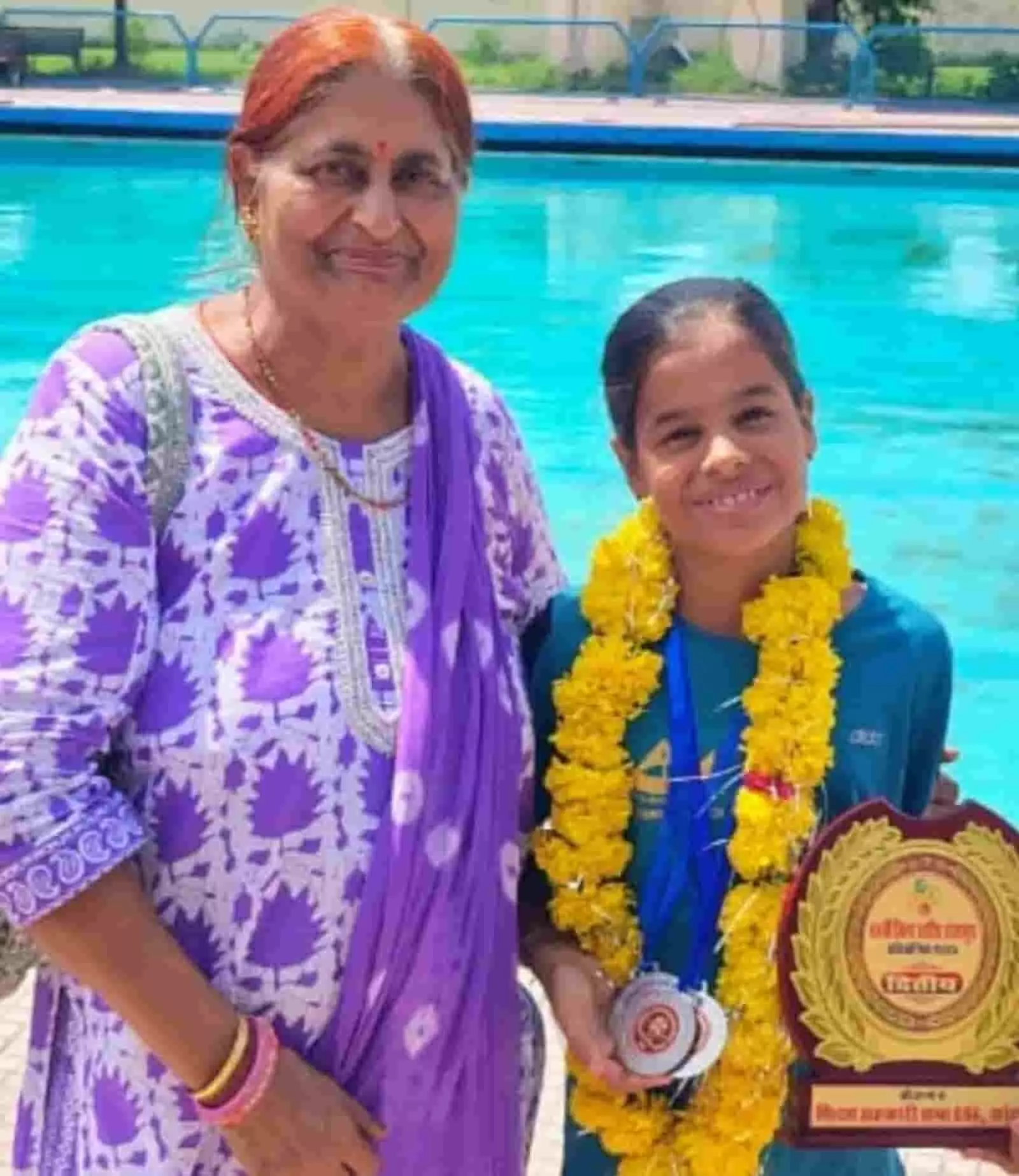 तस्वीर में तैराक रितिषा अरोड़ा गले में पदक और हाथ में ट्रॉफी लिए खड़ी हैं। तस्वीर में तैराक रितिषा अरोड़ा गले में पदक और हाथ में ट्रॉफी लिए खड़ी हैं।