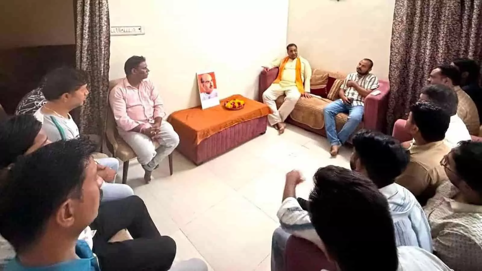 कोटा में विचार गोष्ठी के दौरान कमरे में बैठे भाजपा नेता और कार्यकर्ता