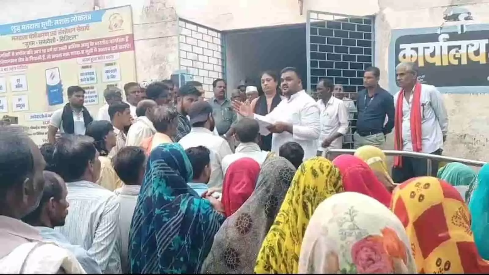 हसील कार्यालय में सिमरा गांव के रहवासी सरकारी जमीन के आवंटन का विरोध कर रहे हैं। हसील कार्यालय में सिमरा गांव के रहवासी सरकारी जमीन के आवंटन का विरोध कर रहे हैं।
