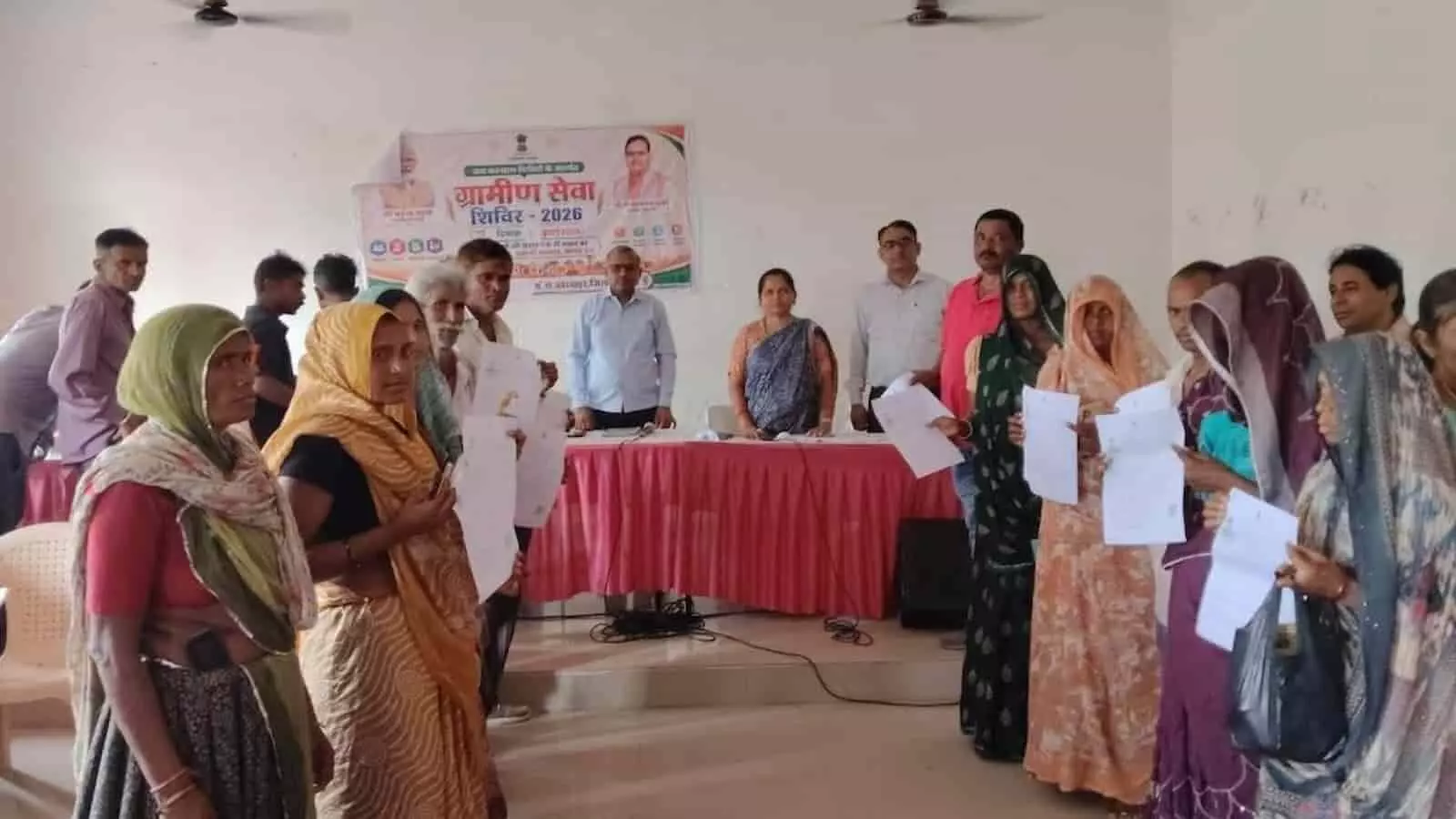 खेरवाड़ा के शिविर में अधिकारी ग्रामीणों को सरकारी योजनाओं के दस्तावेज प्रदान कर रहे हैं। खेरवाड़ा के शिविर में अधिकारी ग्रामीणों को सरकारी योजनाओं के दस्तावेज प्रदान कर रहे हैं।