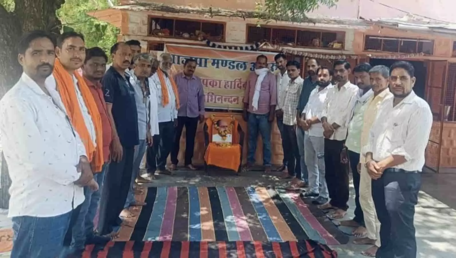 अटरू में डॉ. श्यामा प्रसाद मुखर्जी के चित्र के समक्ष भाजपा कार्यकर्ता एकत्रित हैं।