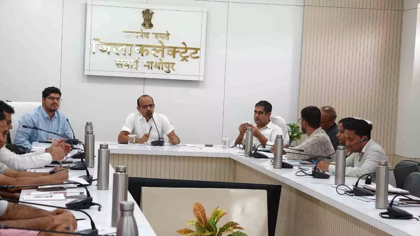 सवाई माधोपुर कलेक्ट्रेट में बैठक के दौरान अधिकारियों के साथ जिला कलक्टर मौजूद हैं।