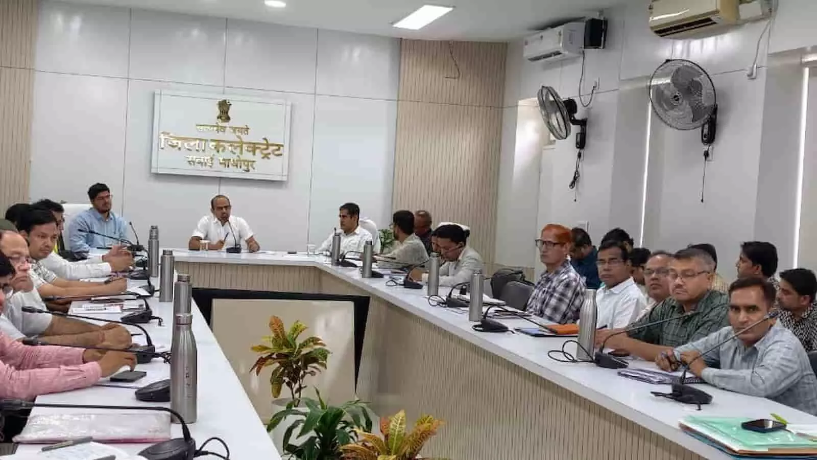 कलेक्ट्रेट सभागार में जिला कलक्टर और अन्य अधिकारी बैठक में चर्चा करते हुए।