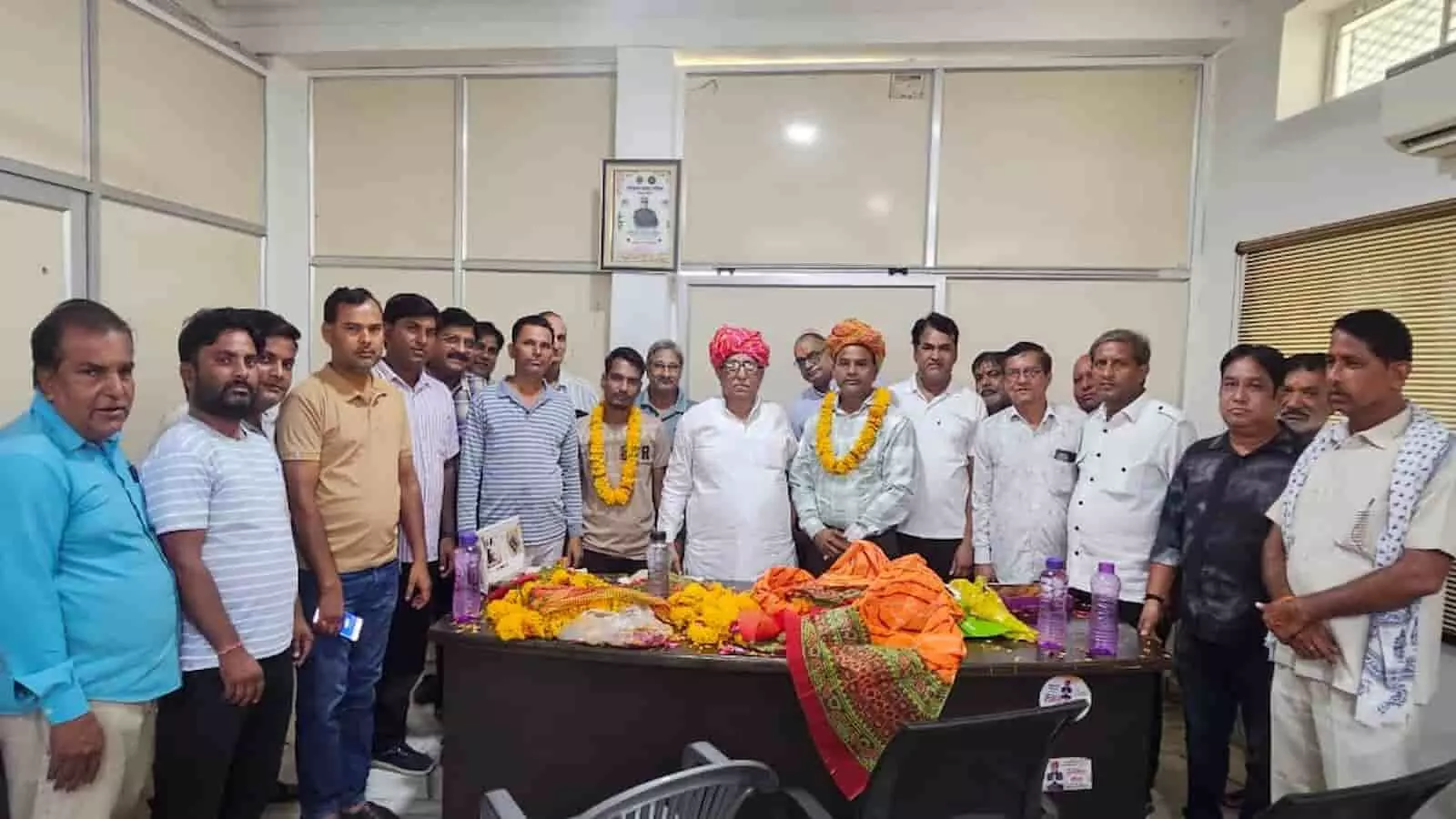 तस्वीर में विधायक रामकेश मीना के साथ कांग्रेस कार्यकर्ता गंगापुर सिटी कार्यालय में मौजूद हैं।