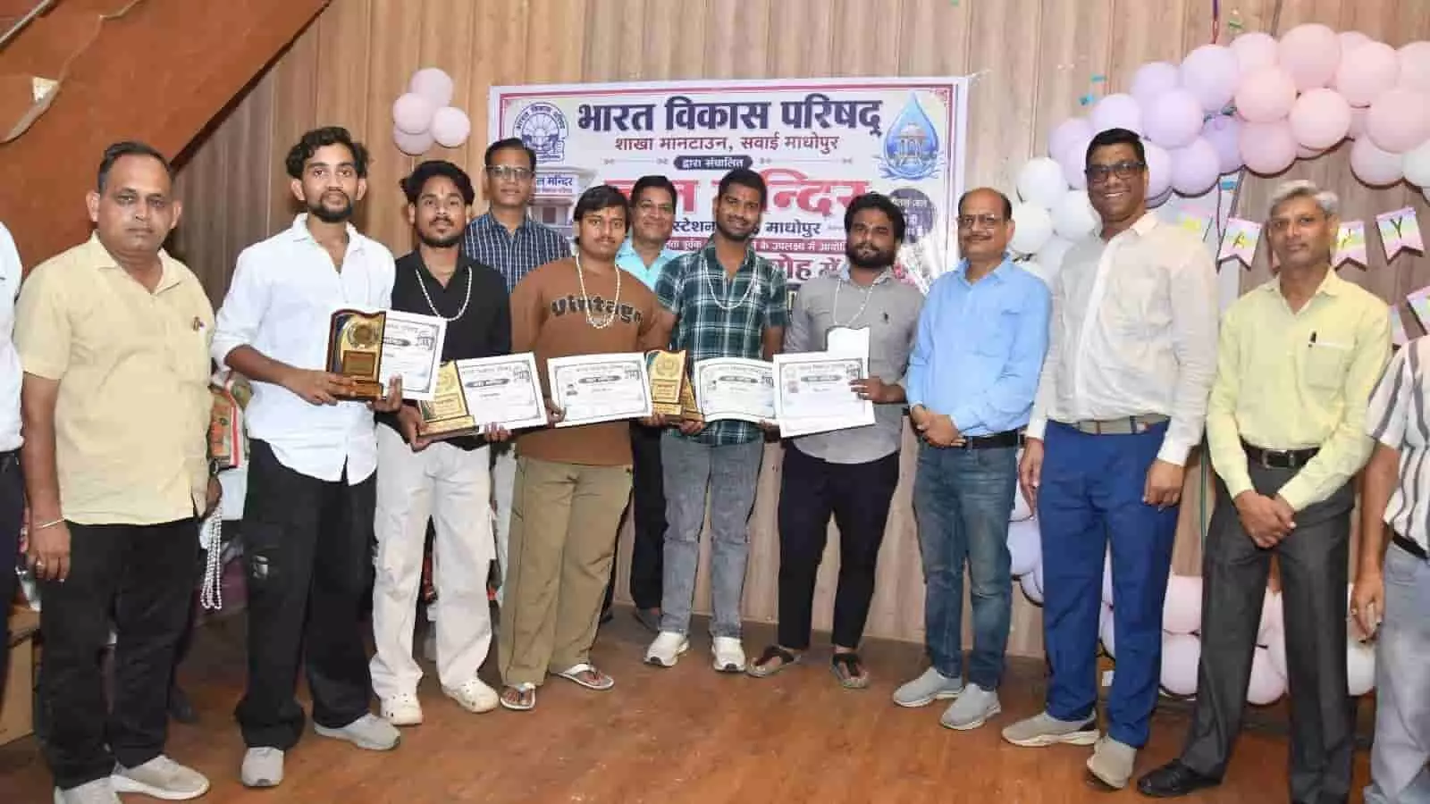 भारत विकास परिषद के पदाधिकारियों द्वारा जल मंदिर के सेवादारों को सम्मानित किया जा रहा है।