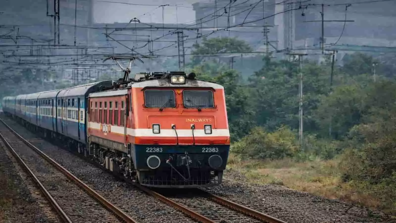 तस्वीर में एक इमारत के बाहर पुरुषों और महिलाओं का समूह खड़ा दिखाई दे रहा है। तस्वीर में एक इमारत के बाहर पुरुषों और महिलाओं का समूह खड़ा दिखाई दे रहा है।