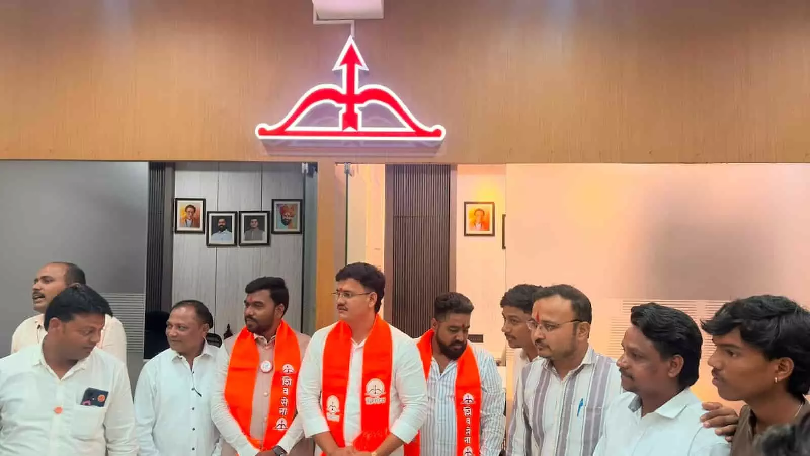 कोल्हापुर में समीक्षा बैठक के दौरान खड़े शिवसेना पदाधिकारी और पृष्ठभूमि में पार्टी का प्रतीक चिन्ह। कोल्हापुर में समीक्षा बैठक के दौरान खड़े शिवसेना पदाधिकारी और पृष्ठभूमि में पार्टी का प्रतीक चिन्ह।