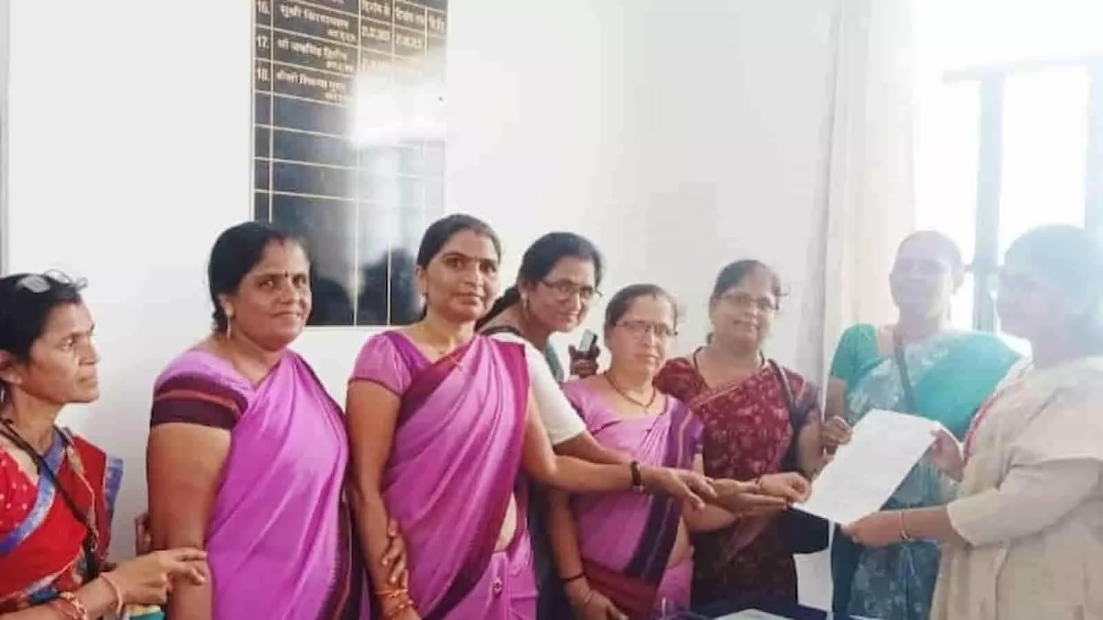 तस्वीर में आंगनवाड़ी महिला कार्यकर्ता उपखण्ड अधिकारी कार्यालय नयागांव में ज्ञापन सौंपती हुई दिख रही हैं। तस्वीर में आंगनवाड़ी महिला कार्यकर्ता उपखण्ड अधिकारी कार्यालय नयागांव में ज्ञापन सौंपती हुई दिख रही हैं।