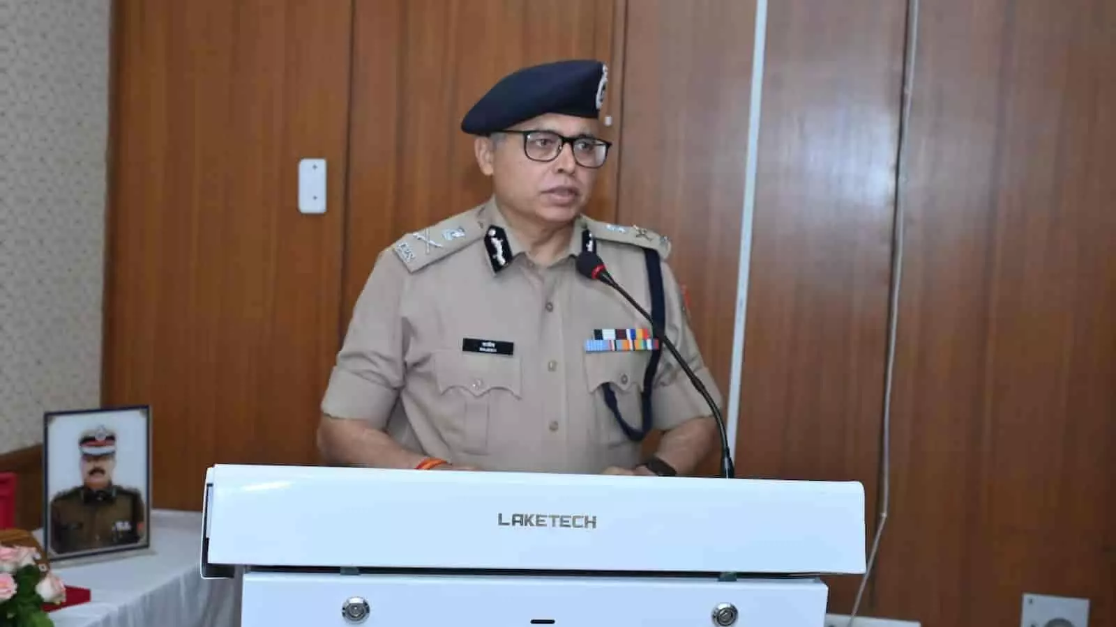 पुलिस की वर्दी पहने राजीव शर्मा जयपुर में एक पोडियम से संबोधित कर रहे हैं। पुलिस की वर्दी पहने राजीव शर्मा जयपुर में एक पोडियम से संबोधित कर रहे हैं।