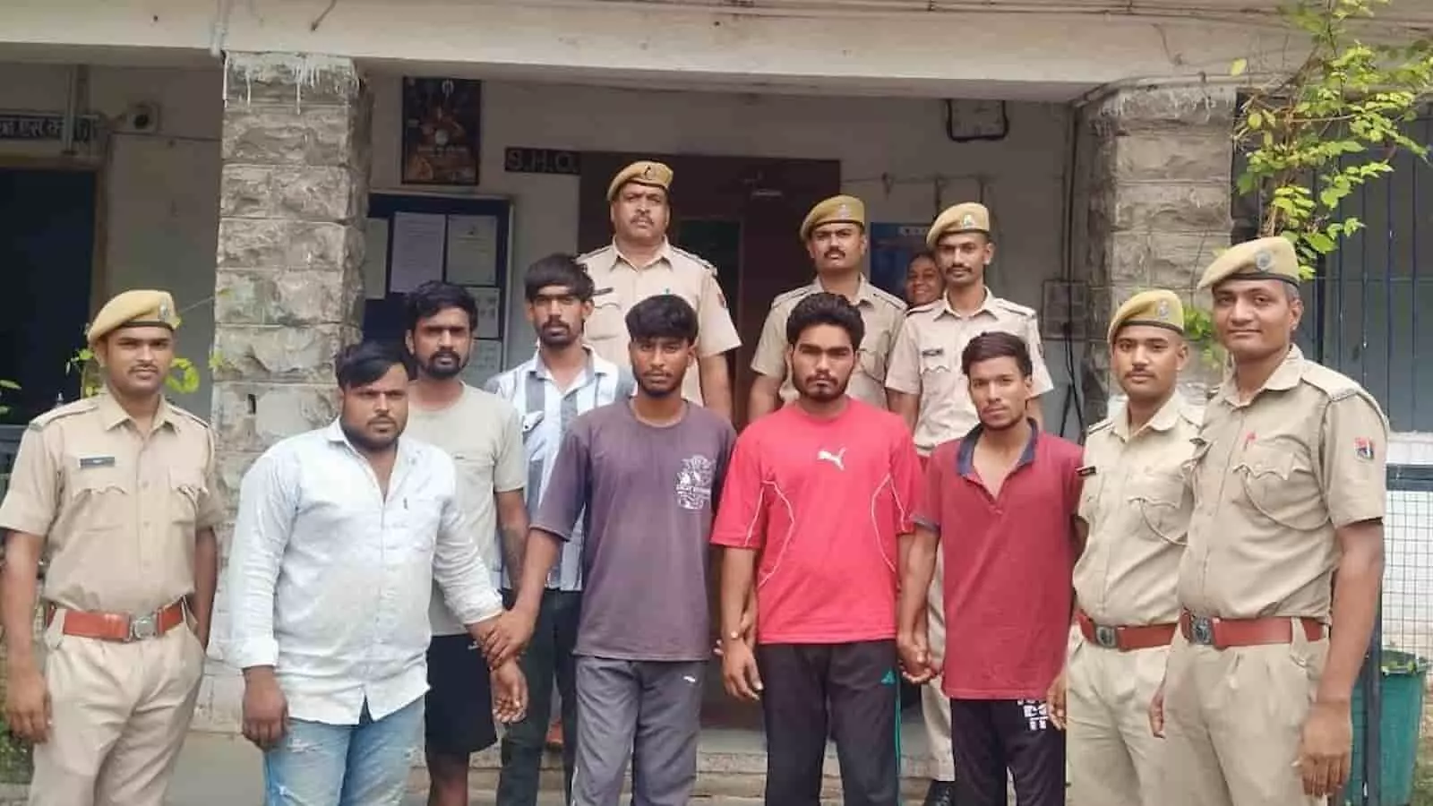 कोतवाली थाने के बाहर पुलिसकर्मियों के साथ खड़े छह गिरफ्तार आरोपी दिख रहे हैं। कोतवाली थाने के बाहर पुलिसकर्मियों के साथ खड़े छह गिरफ्तार आरोपी दिख रहे हैं।