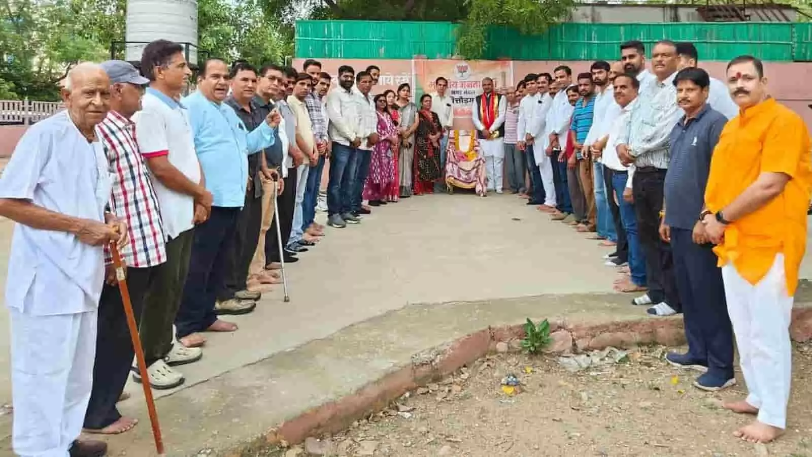 चित्तौड़गढ़ में डॉ. श्यामा प्रसाद मुखर्जी की तस्वीर के समक्ष एकत्रित भाजपा कार्यकर्ता। चित्तौड़गढ़ में डॉ. श्यामा प्रसाद मुखर्जी की तस्वीर के समक्ष एकत्रित भाजपा कार्यकर्ता।