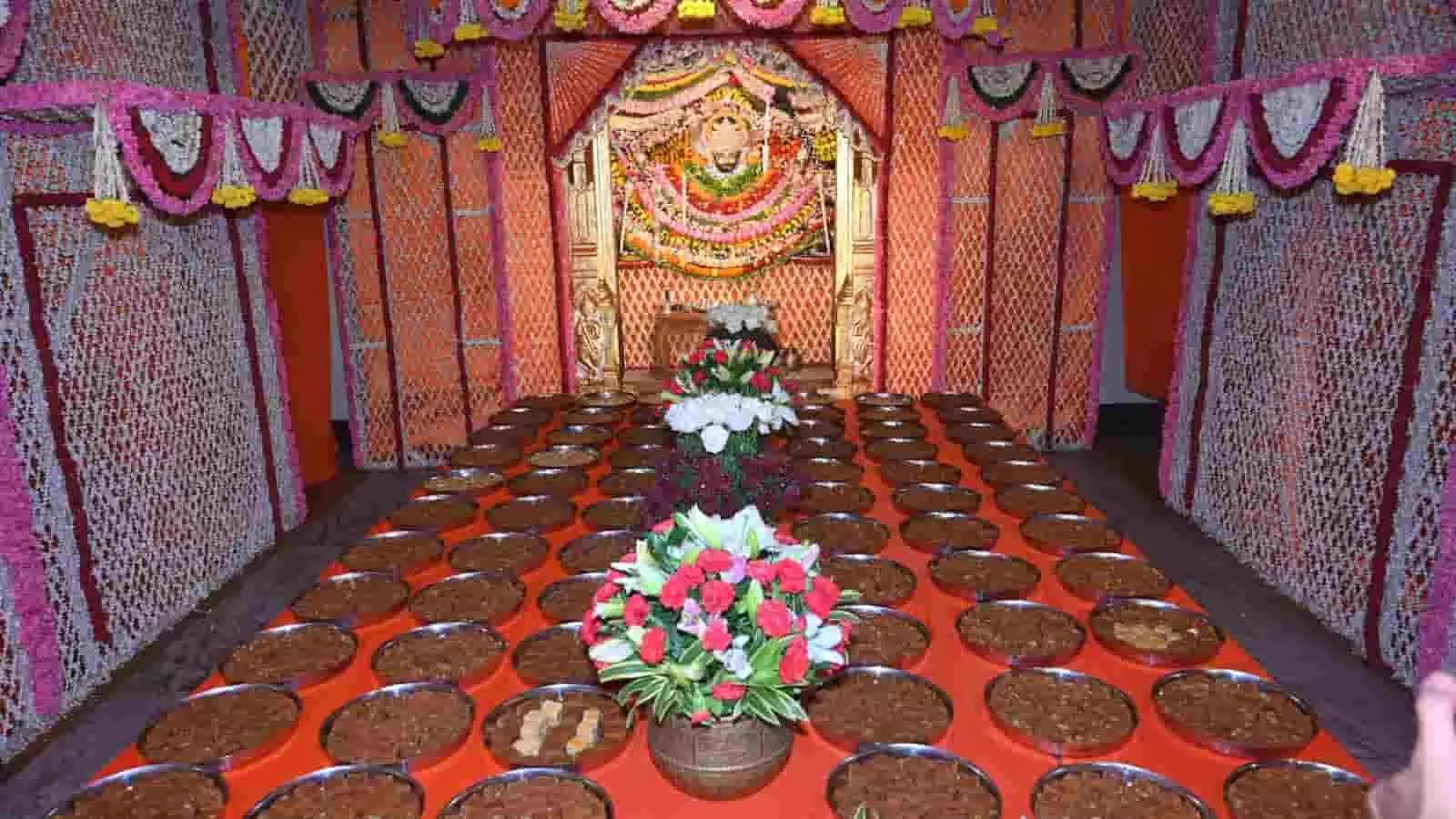 कल्ला जी वेदपीठ में फूलों से सजी झांकी और अर्पित भोग की थालियां दिख रही हैं। कल्ला जी वेदपीठ में फूलों से सजी झांकी और अर्पित भोग की थालियां दिख रही हैं।