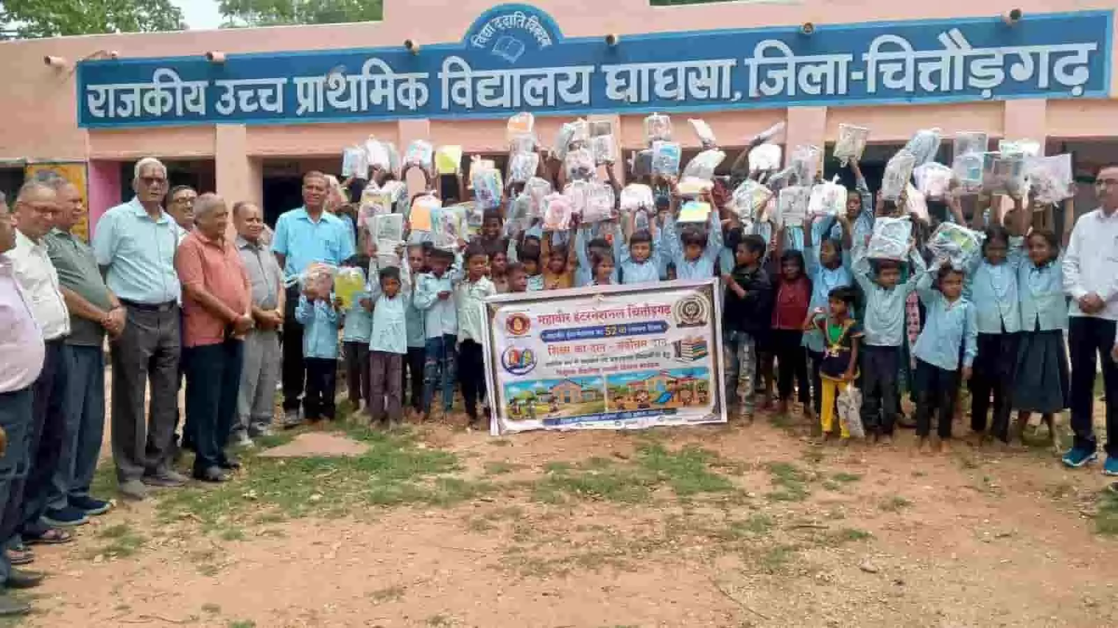 विद्यालय परिसर में सदस्य और विद्यार्थी स्टेशनरी सामग्री का प्रदर्शन कर रहे हैं। विद्यालय परिसर में सदस्य और विद्यार्थी स्टेशनरी सामग्री का प्रदर्शन कर रहे हैं।