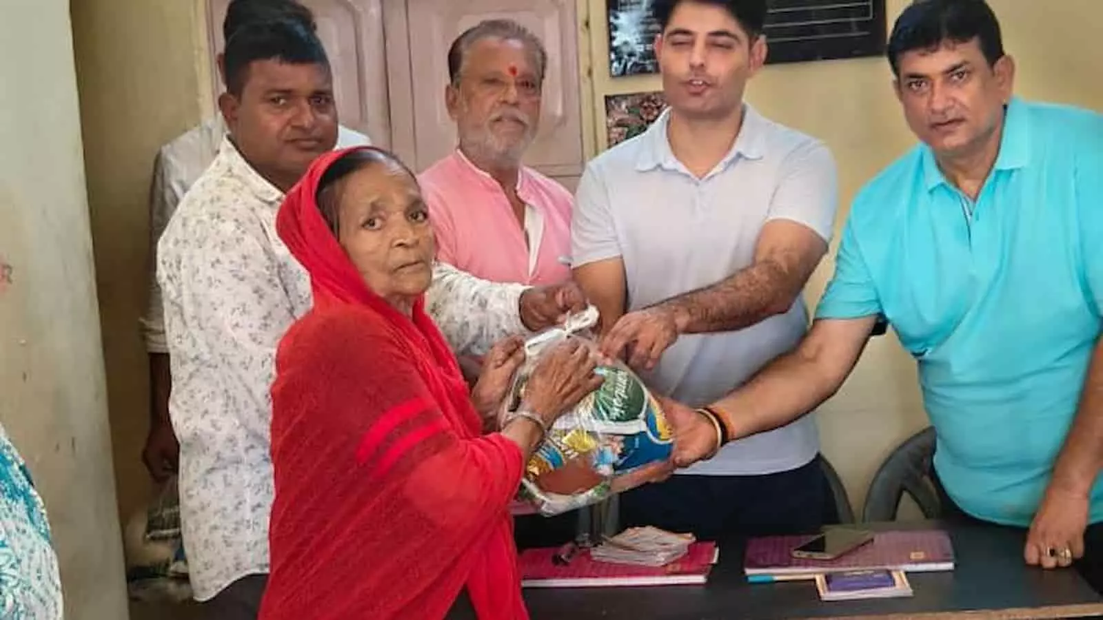 समग्र सेवा मिशन के पदाधिकारी कटपुतली नगर में एक महिला को खाद्य सामग्री दे रहे हैं। समग्र सेवा मिशन के पदाधिकारी कटपुतली नगर में एक महिला को खाद्य सामग्री दे रहे हैं।