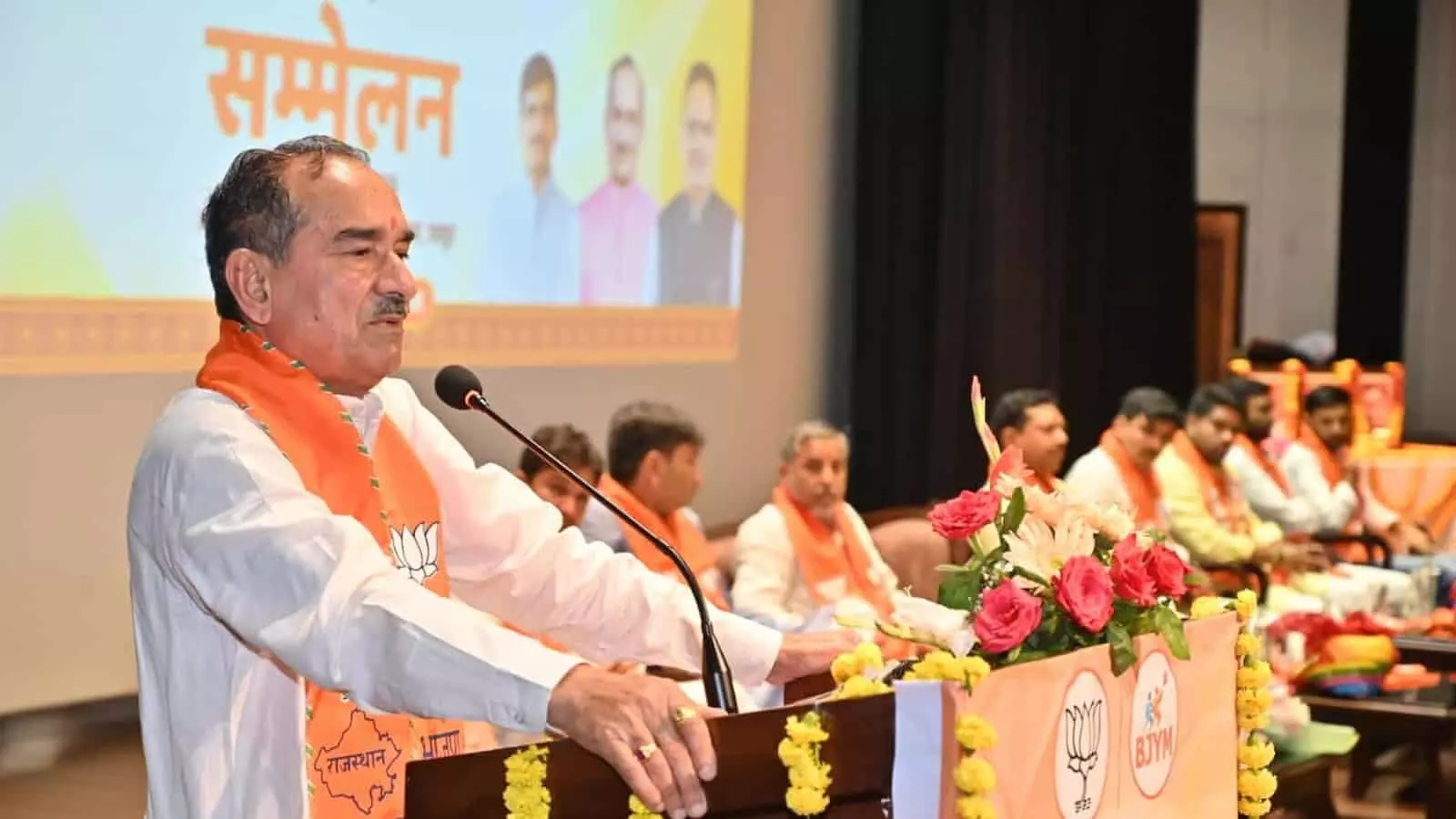 तस्वीर में भाजपा पदाधिकारी जयपुर के कॉन्स्टिट्यूशन क्लब ऑफ राजस्थान में मंच पर बैठे दिखाई दे रहे हैं। तस्वीर में भाजपा पदाधिकारी जयपुर के कॉन्स्टिट्यूशन क्लब ऑफ राजस्थान में मंच पर बैठे दिखाई दे रहे हैं।