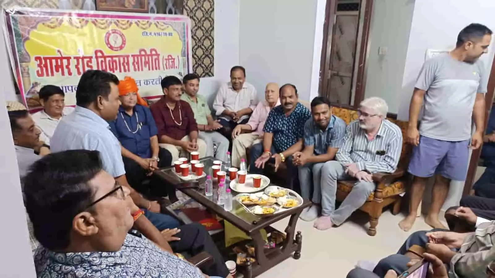 जयपुर में आमेर रोड विकास समिति की बैठक में उपस्थित सदस्य और पदाधिकारी। जयपुर में आमेर रोड विकास समिति की बैठक में उपस्थित सदस्य और पदाधिकारी।