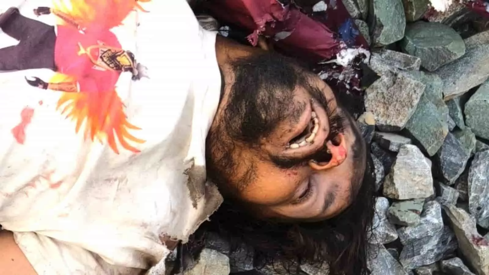 रेलवे ट्रैक के किनारे पत्थरों पर पड़ा अज्ञात युवक का शव जिसे जीआरपी ने बरामद किया है।