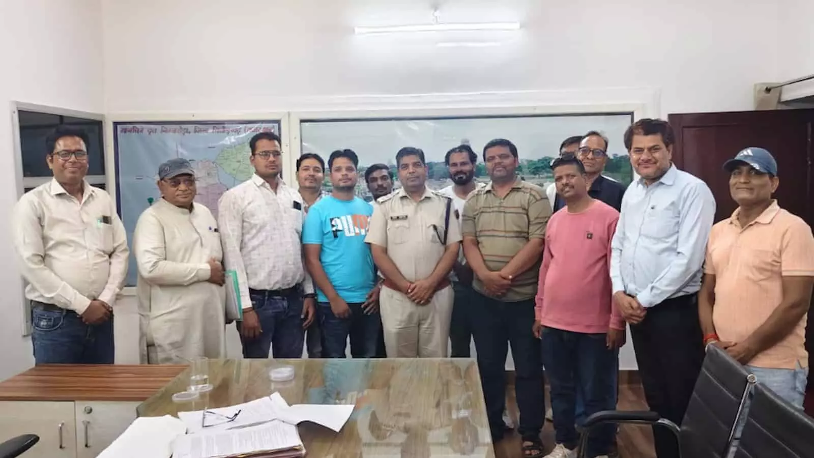 निंबाहेड़ा में ज्ञापन सौंपने के लिए एकत्रित हुए पत्रकार और अधिकारी कार्यालय में दिख रहे हैं। निंबाहेड़ा में ज्ञापन सौंपने के लिए एकत्रित हुए पत्रकार और अधिकारी कार्यालय में दिख रहे हैं।