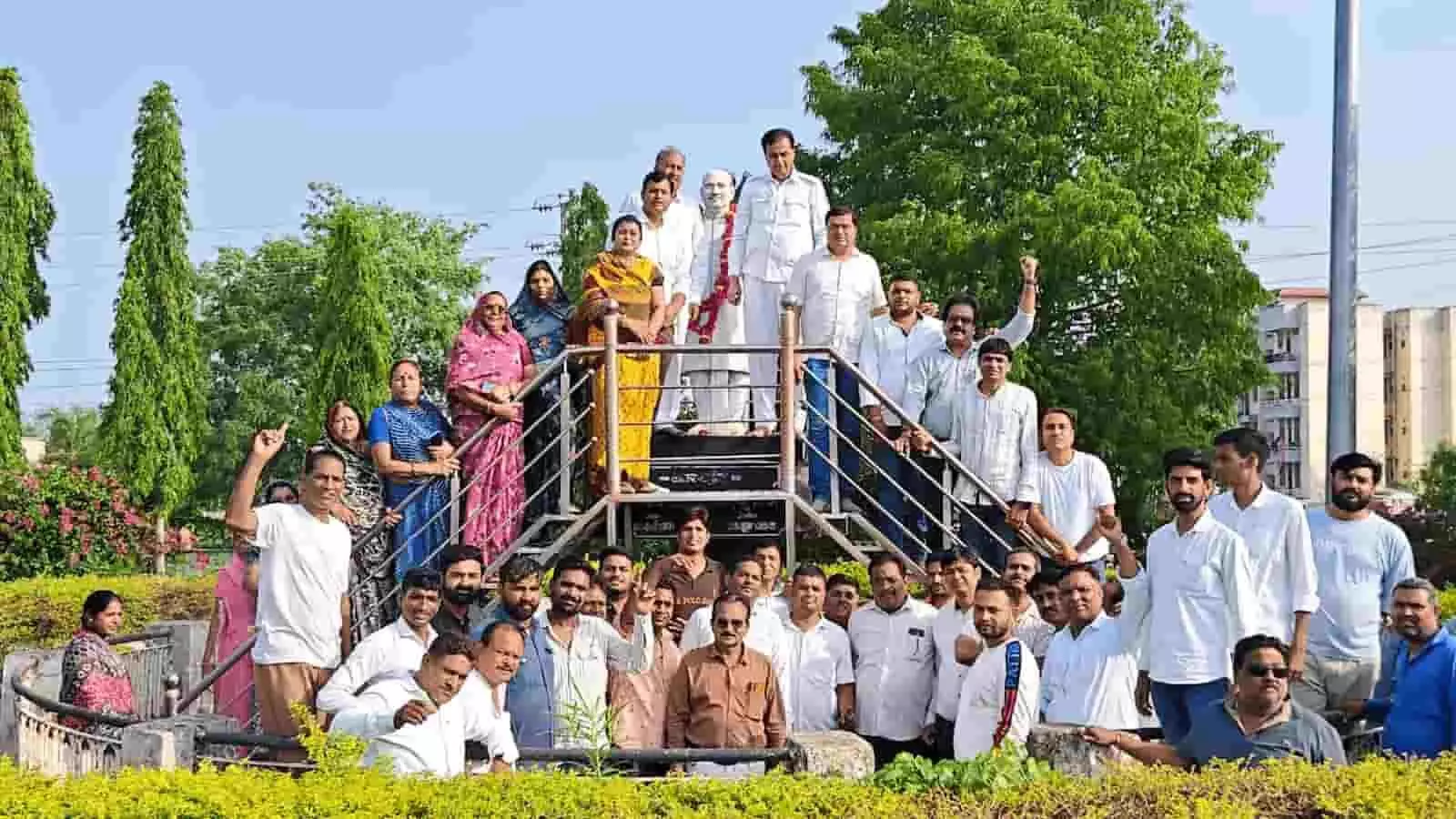 निम्बाहेड़ा में डॉ. श्यामा प्रसाद मुखर्जी की प्रतिमा के पास विधायक श्रीचंद कृपलानी और भाजपा कार्यकर्ता। निम्बाहेड़ा में डॉ. श्यामा प्रसाद मुखर्जी की प्रतिमा के पास विधायक श्रीचंद कृपलानी और भाजपा कार्यकर्ता।