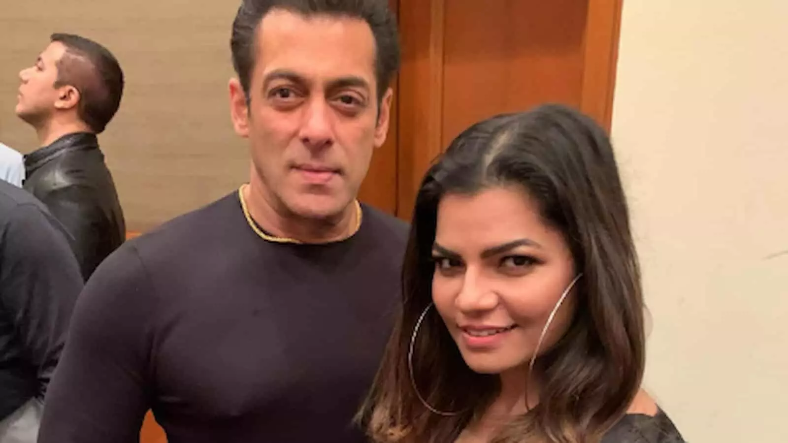 अभिनेता सलमान खान और गायिका ममता शर्मा एक कार्यक्रम के दौरान साथ खड़े हैं। अभिनेता सलमान खान और गायिका ममता शर्मा एक कार्यक्रम के दौरान साथ खड़े हैं।