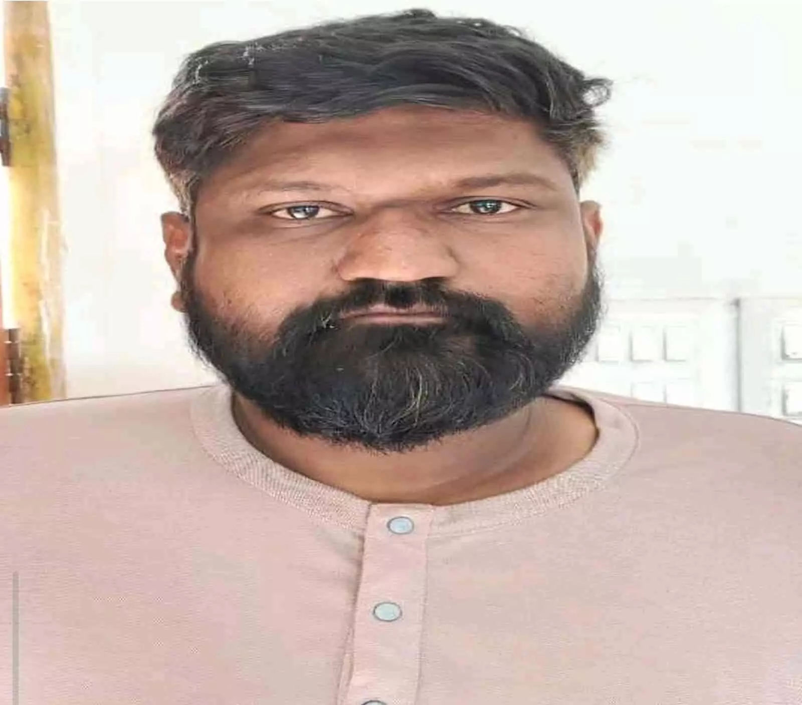 तस्वीर में साइबर अपराध का आरोपी राहुल अशोक एक हल्के रंग की टी-शर्ट में खड़ा दिख रहा है। तस्वीर में साइबर अपराध का आरोपी राहुल अशोक एक हल्के रंग की टी-शर्ट में खड़ा दिख रहा है।
