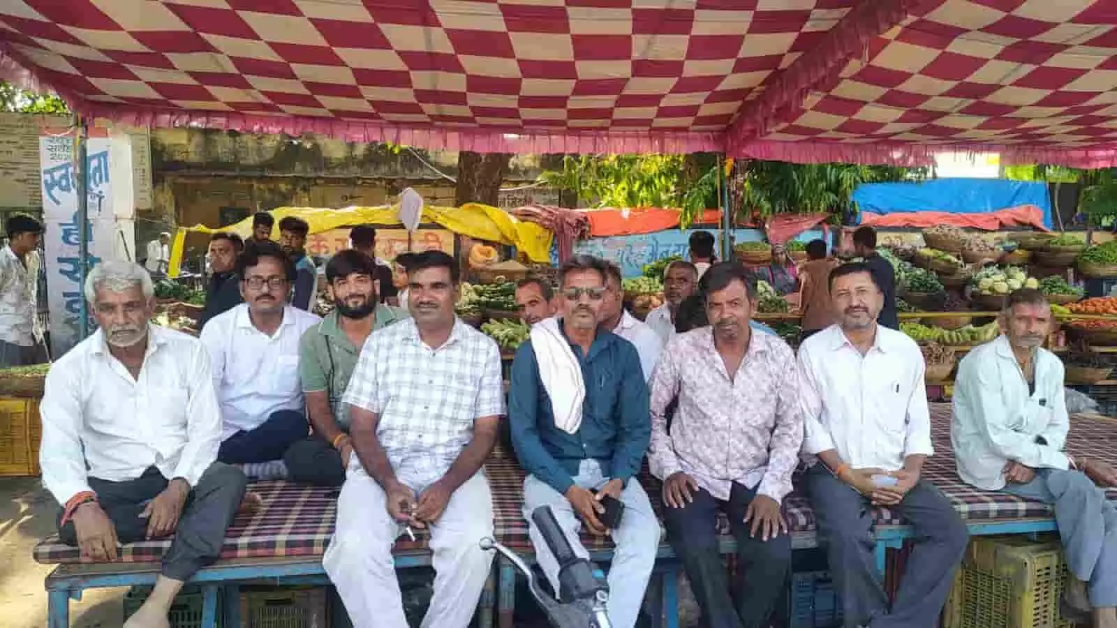 बड़ी सादड़ी में धरना स्थल पर टेंट के नीचे बेंच पर बैठे ग्रामीण पुरुष। बड़ी सादड़ी में धरना स्थल पर टेंट के नीचे बेंच पर बैठे ग्रामीण पुरुष।