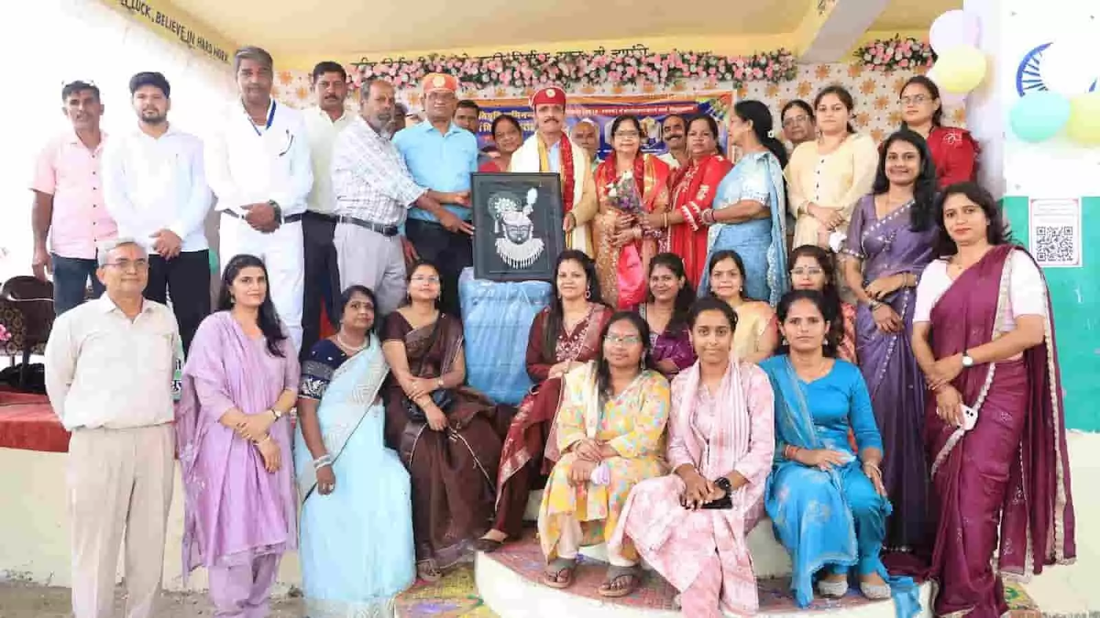 प्रधानाचार्य मोहनलाल स्वर्णकार को विदाई समारोह में सम्मानित करते हुए विद्यालय स्टाफ और ग्रामीण। प्रधानाचार्य मोहनलाल स्वर्णकार को विदाई समारोह में सम्मानित करते हुए विद्यालय स्टाफ और ग्रामीण।