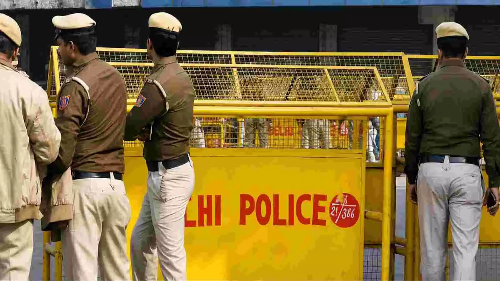 दिल्ली में तैनात दिल्ली पुलिस के जवान सुरक्षा व्यवस्था सुनिश्चित कर रहे हैं।