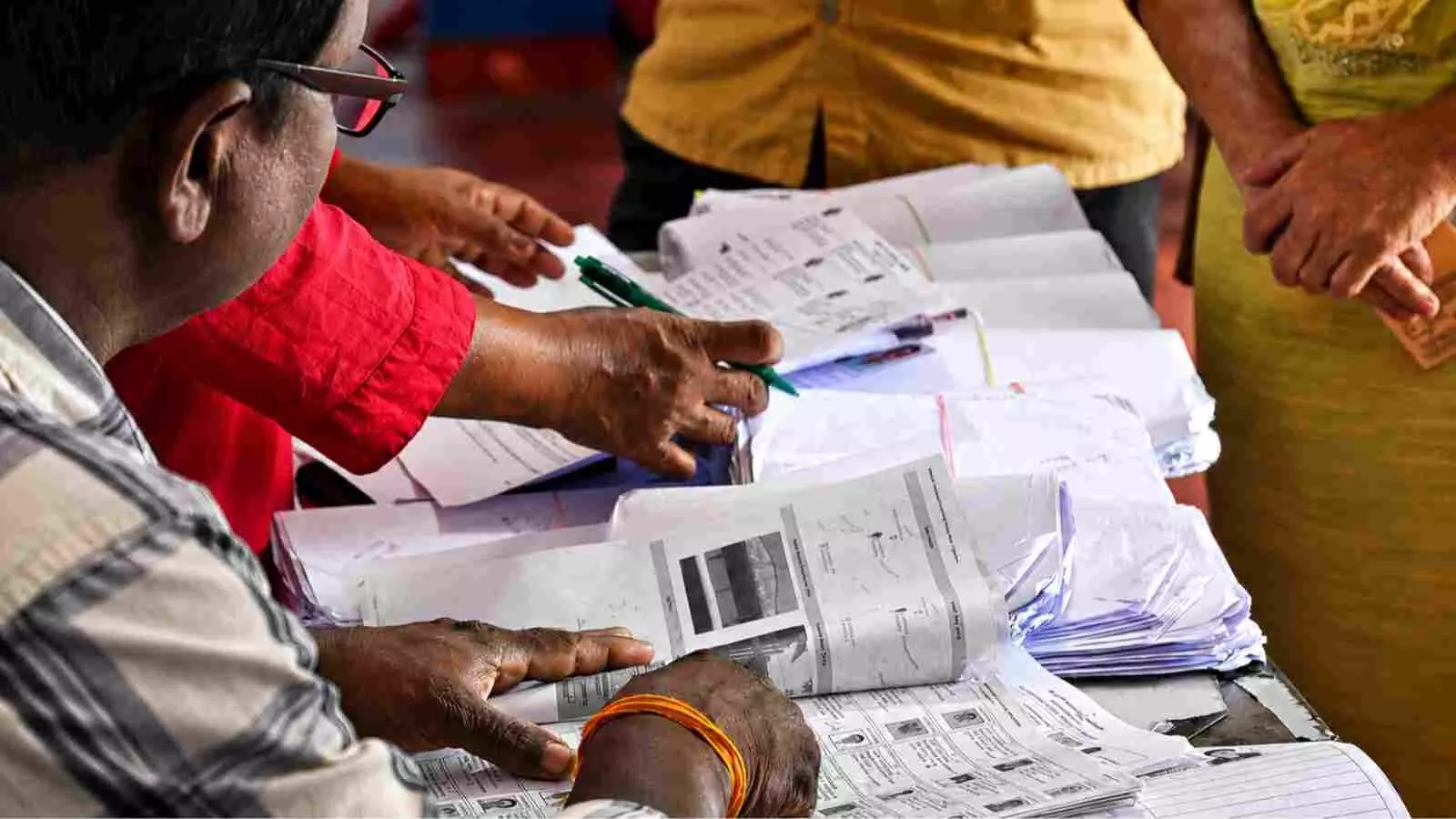 चुनावी अधिकारी ओडिशा में मतदाता सूची के ड्राफ्ट का सत्यापन कर रहे हैं।