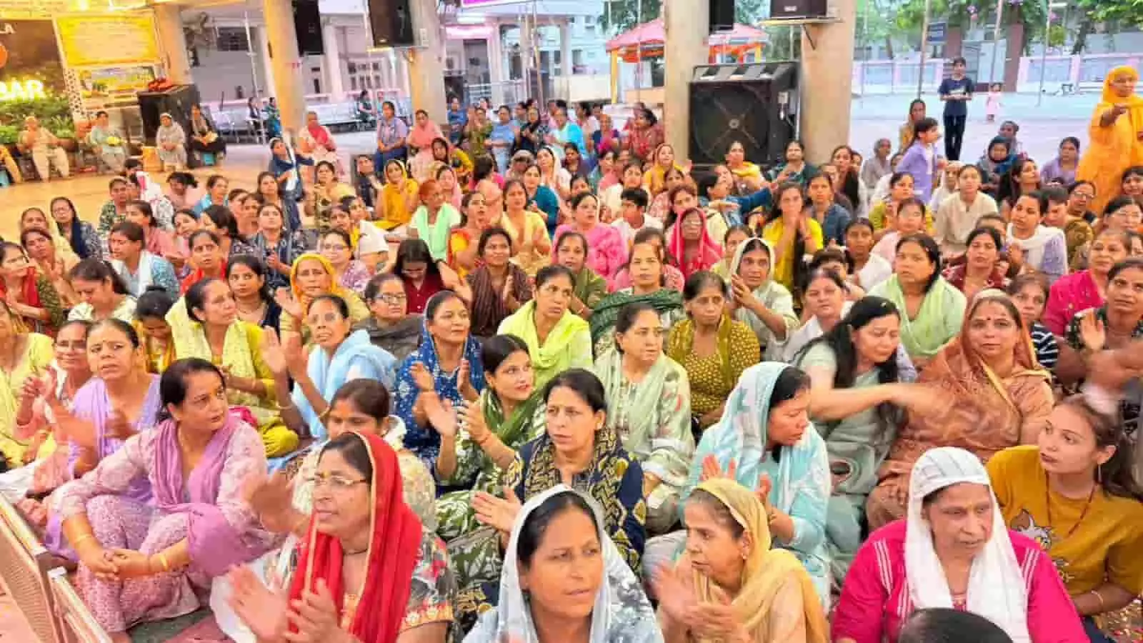 श्री अमरापुर स्थान में आयोजित धार्मिक अनुष्ठान में बैठे हुए बड़ी संख्या में श्रद्धालु। श्री अमरापुर स्थान में आयोजित धार्मिक अनुष्ठान में बैठे हुए बड़ी संख्या में श्रद्धालु।