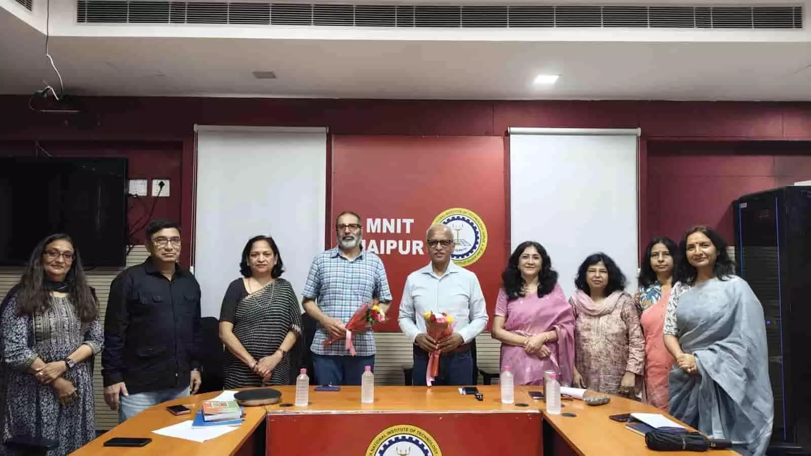 एमएनआईटी जयपुर में रिसोर्स पर्सन्स और संकाय सदस्य एक कार्यक्रम में शामिल हैं। एमएनआईटी जयपुर में रिसोर्स पर्सन्स और संकाय सदस्य एक कार्यक्रम में शामिल हैं।