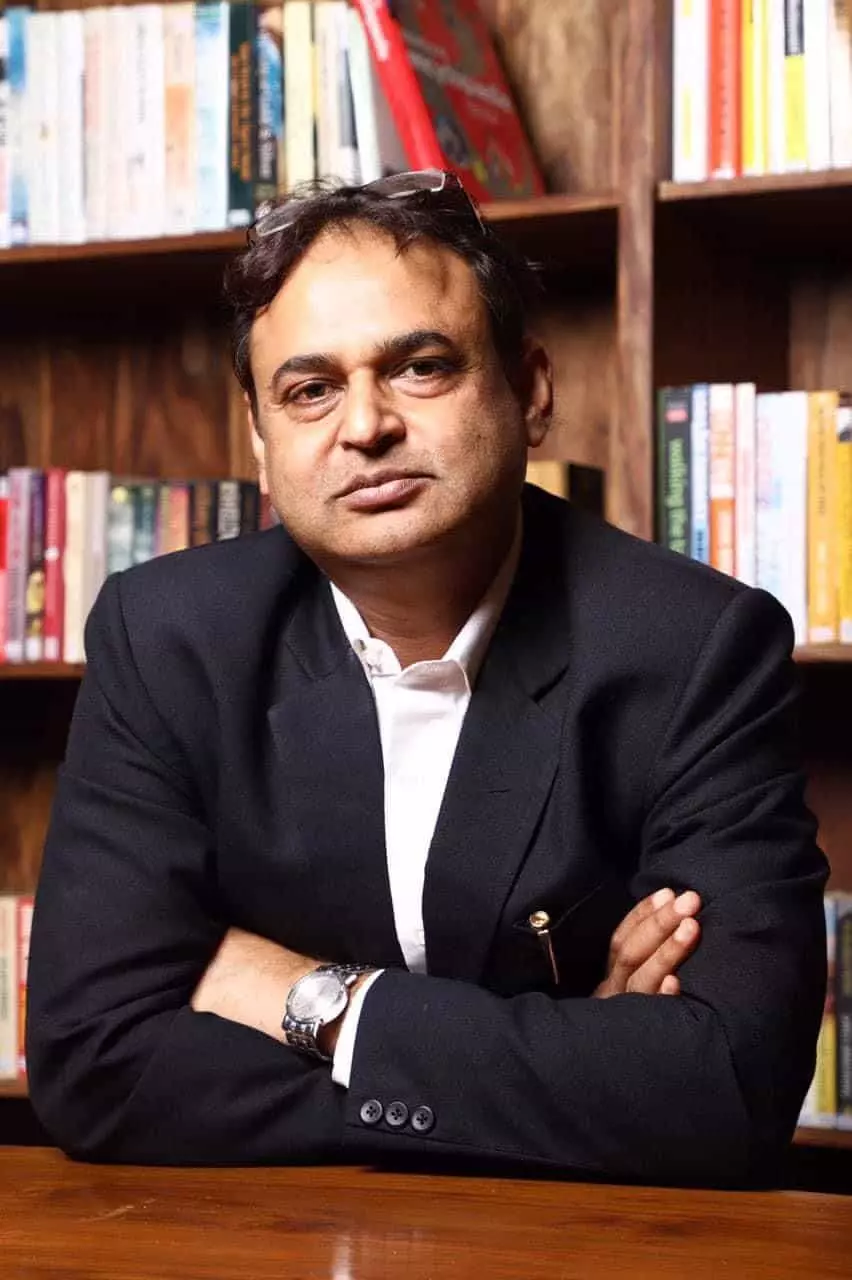 तस्वीर में रोटेरियन ललित शर्मा संस्था के प्रतिनिधियों के साथ नियुक्ति कार्यक्रम में दिख रहे हैं। तस्वीर में रोटेरियन ललित शर्मा संस्था के प्रतिनिधियों के साथ नियुक्ति कार्यक्रम में दिख रहे हैं।