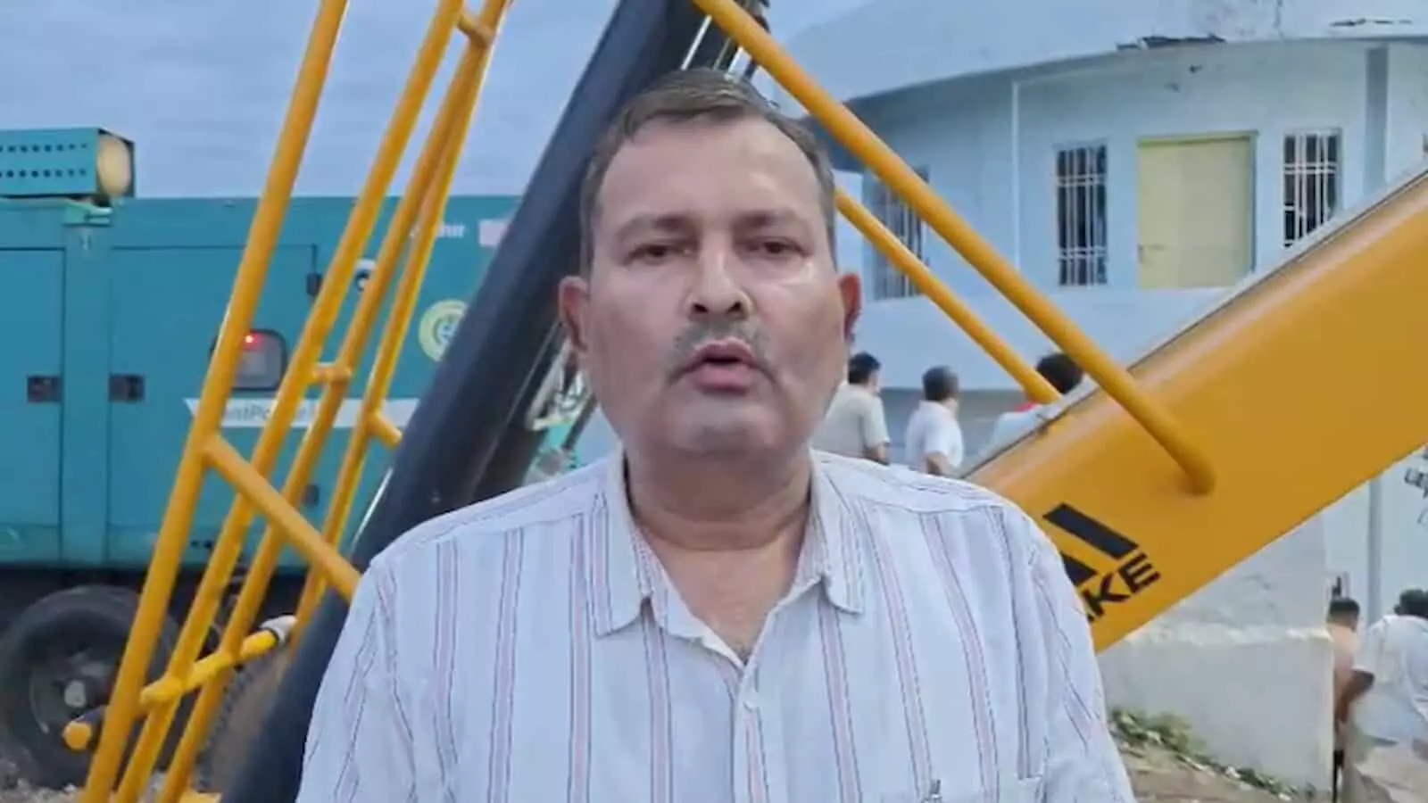 तस्वीर में जल संसाधन विभाग और एसडीआरएफ की टीमें पांचना बांध क्षेत्र में तकनीकी कार्य करती हुई दिख रही हैं। तस्वीर में जल संसाधन विभाग और एसडीआरएफ की टीमें पांचना बांध क्षेत्र में तकनीकी कार्य करती हुई दिख रही हैं।
